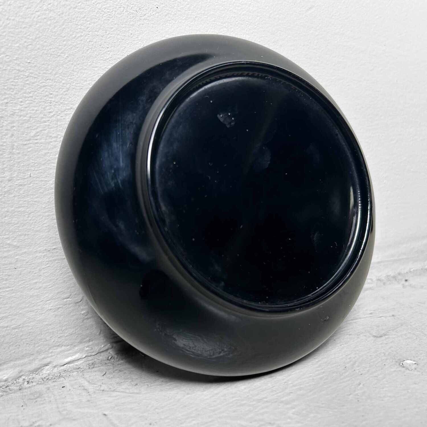 Mid Century Zwart Gelakte Houten 'Daruma' Serveerschaal. Mid Century Zwart Gelakte Houten 'Daruma' Serveerschaal.