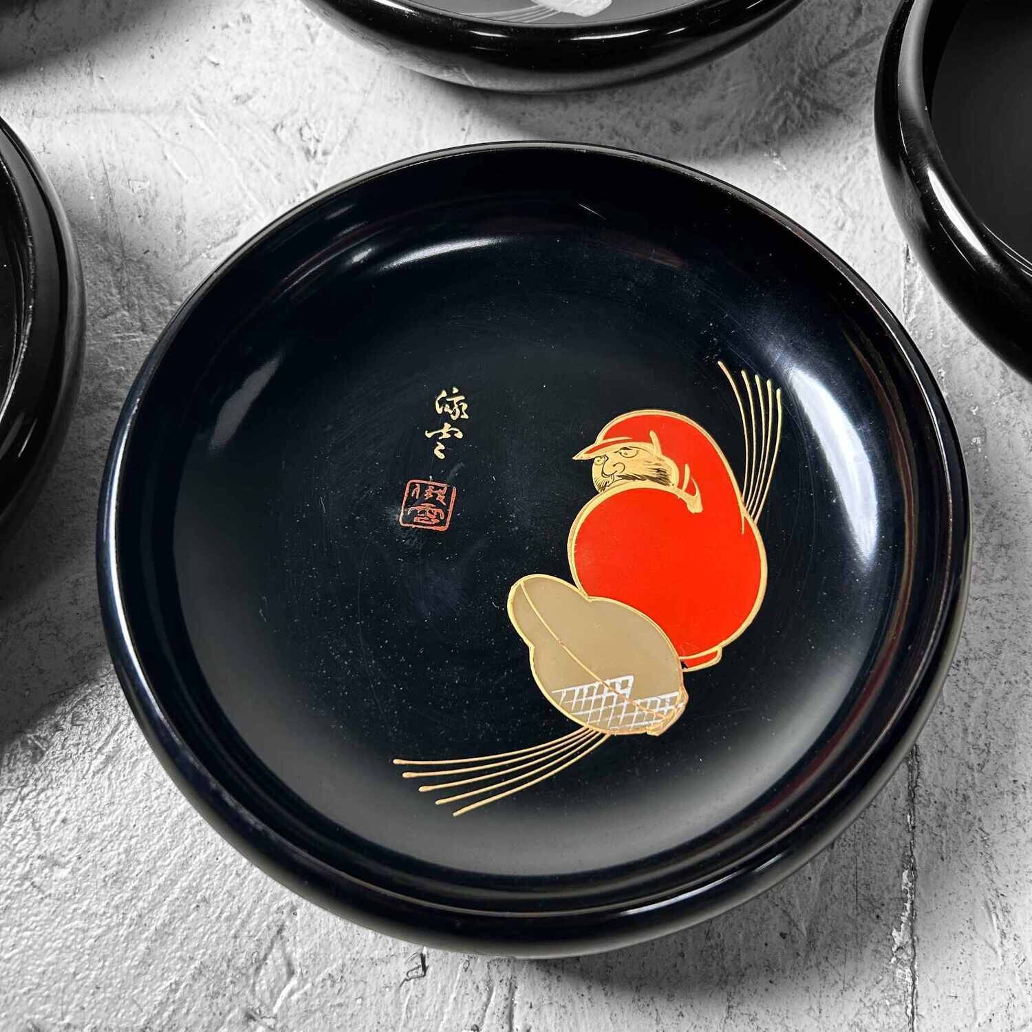 Mid Century Zwart Gelakte Houten 'Daruma' Serveerschaal. Mid Century Zwart Gelakte Houten 'Daruma' Serveerschaal.