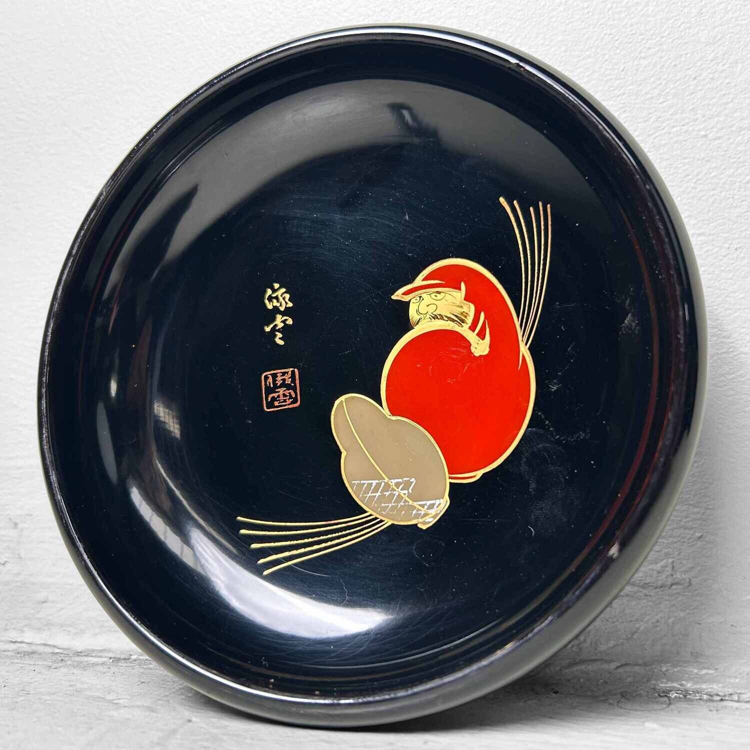 Mid Century Zwart Gelakte Houten 'Daruma' Serveerschaal. Mid Century Zwart Gelakte Houten 'Daruma' Serveerschaal.