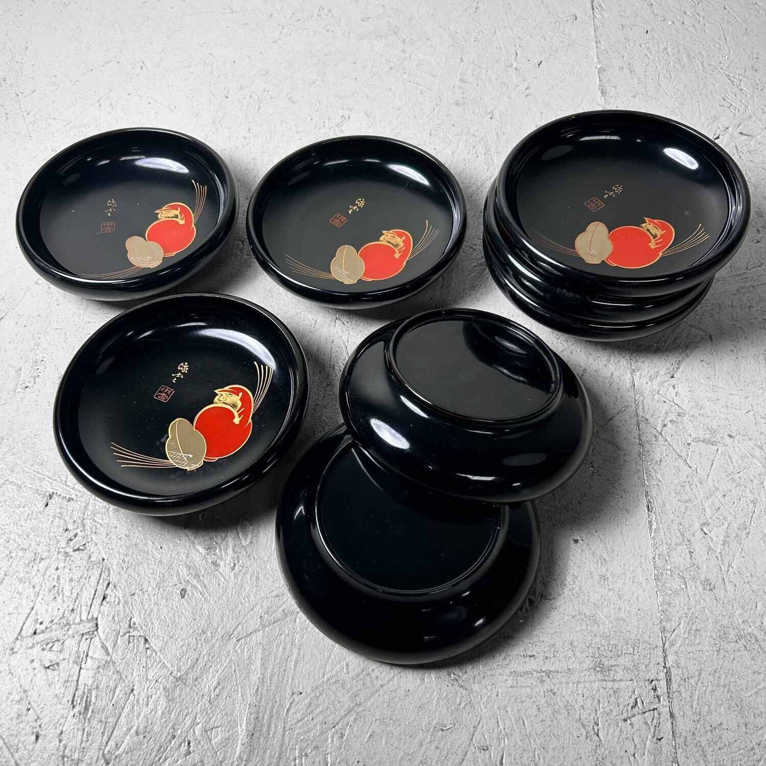 Mid Century Zwart Gelakte Houten 'Daruma' Serveerschaal. Mid Century Zwart Gelakte Houten 'Daruma' Serveerschaal.