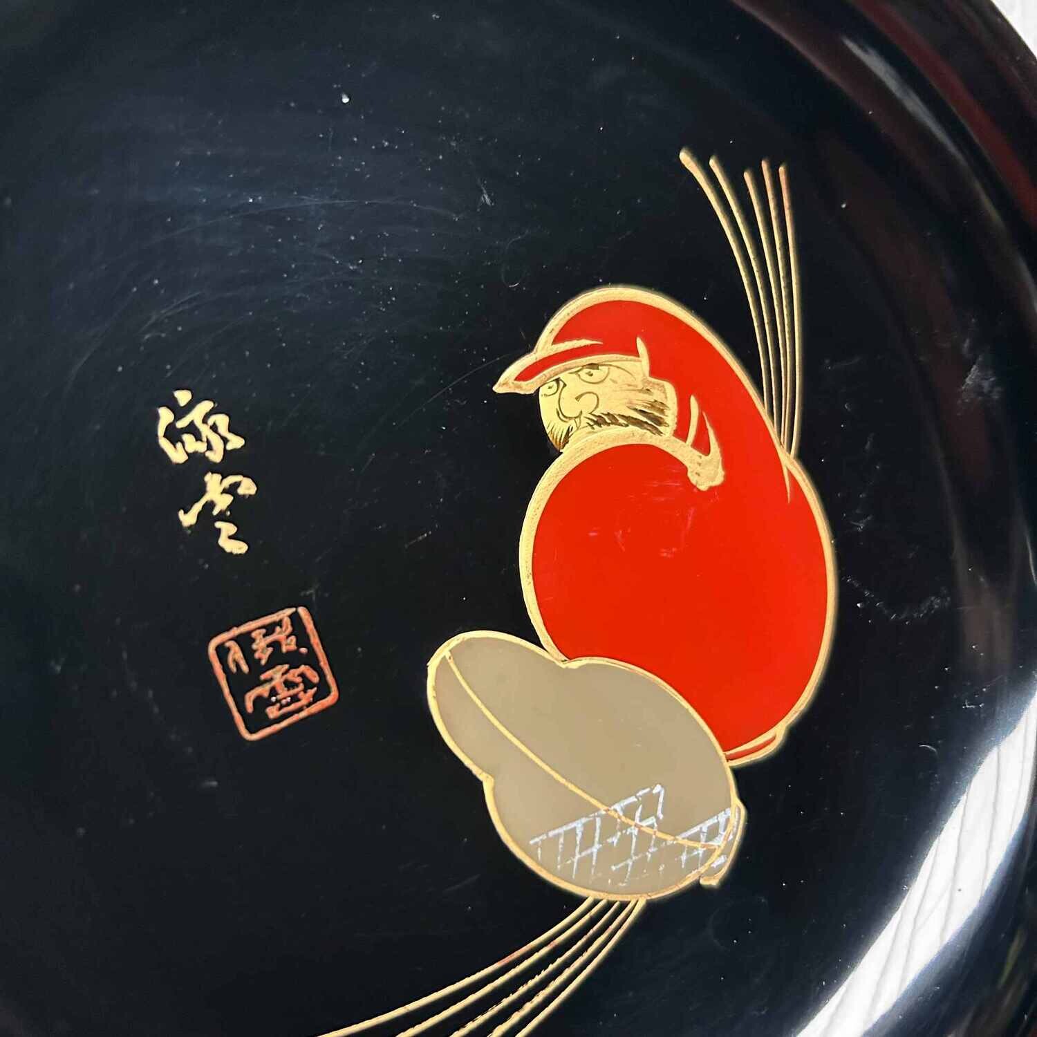 Mid Century Zwart Gelakte Houten 'Daruma' Serveerschaal. Mid Century Zwart Gelakte Houten 'Daruma' Serveerschaal.