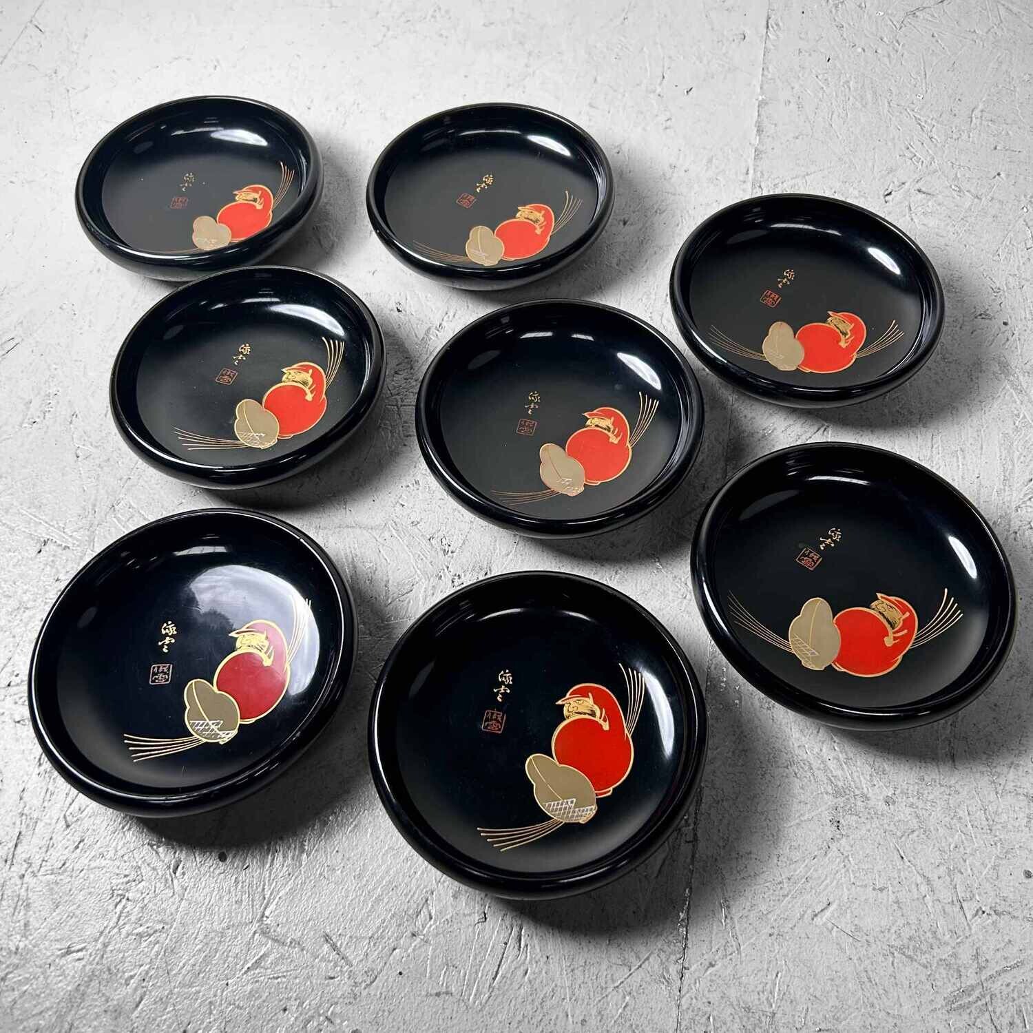 Mid Century Zwart Gelakte Houten 'Daruma' Serveerschaal. Mid Century Zwart Gelakte Houten 'Daruma' Serveerschaal.