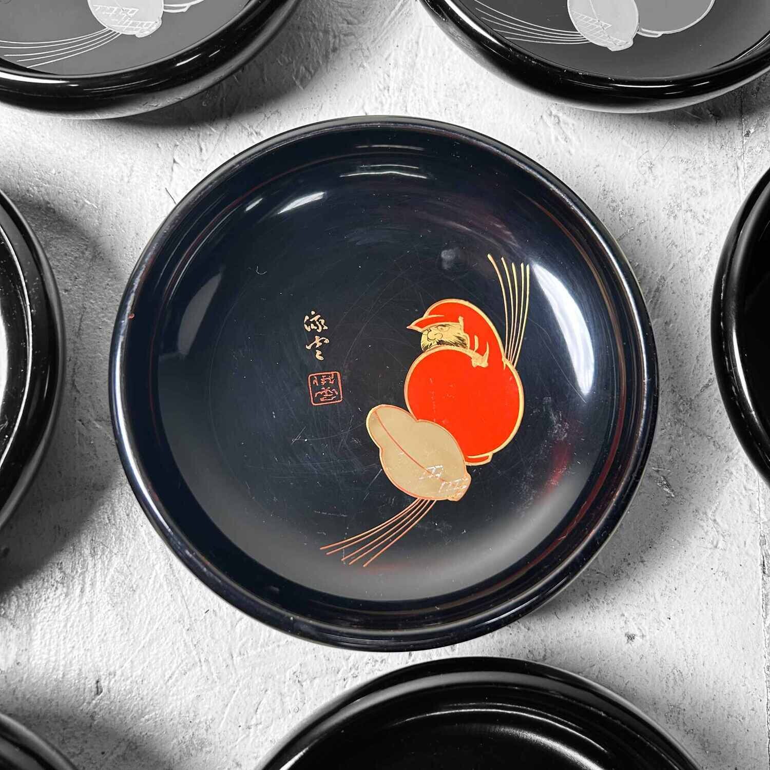 Mid Century Zwart Gelakte Houten 'Daruma' Serveerschaal. Mid Century Zwart Gelakte Houten 'Daruma' Serveerschaal.