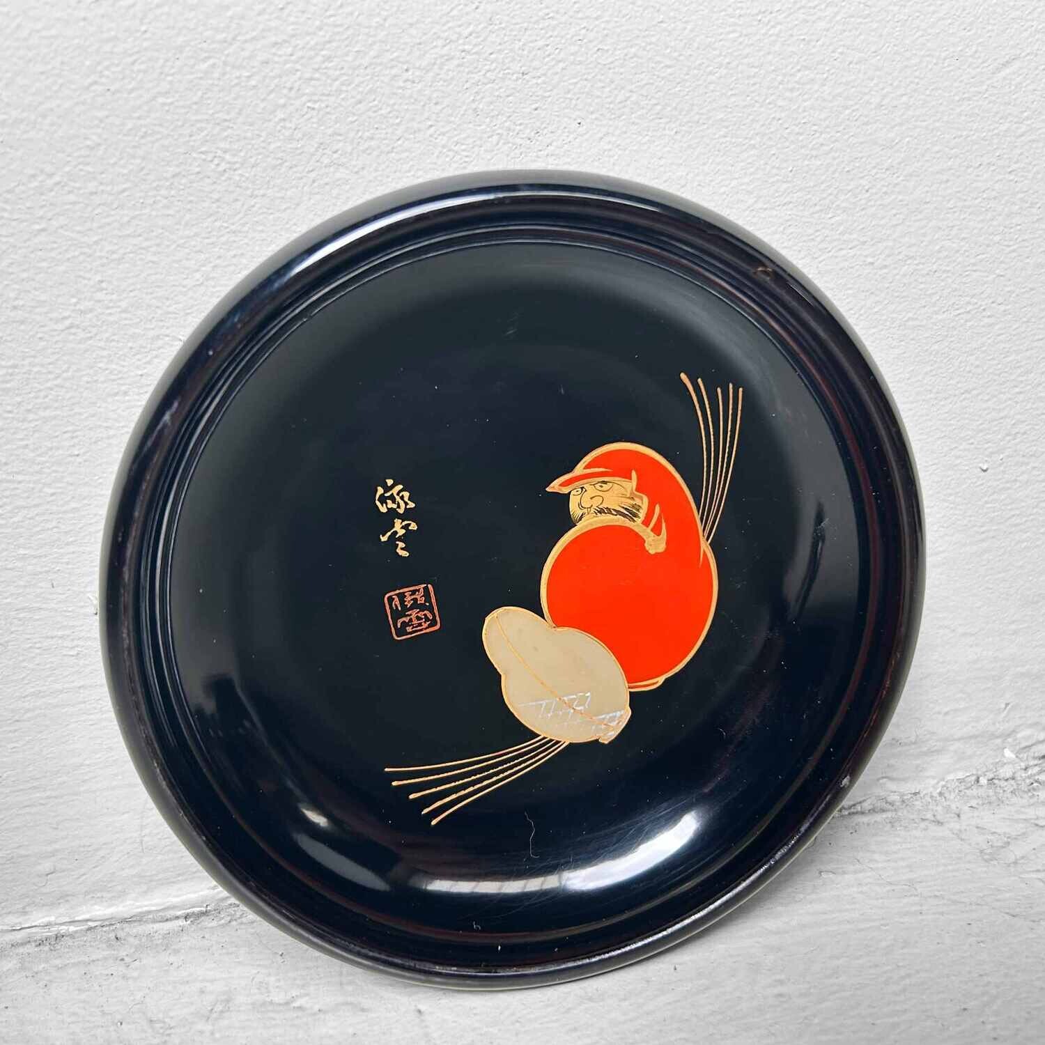 Mid Century Zwart Gelakte Houten 'Daruma' Serveerschaal. Mid Century Zwart Gelakte Houten 'Daruma' Serveerschaal.