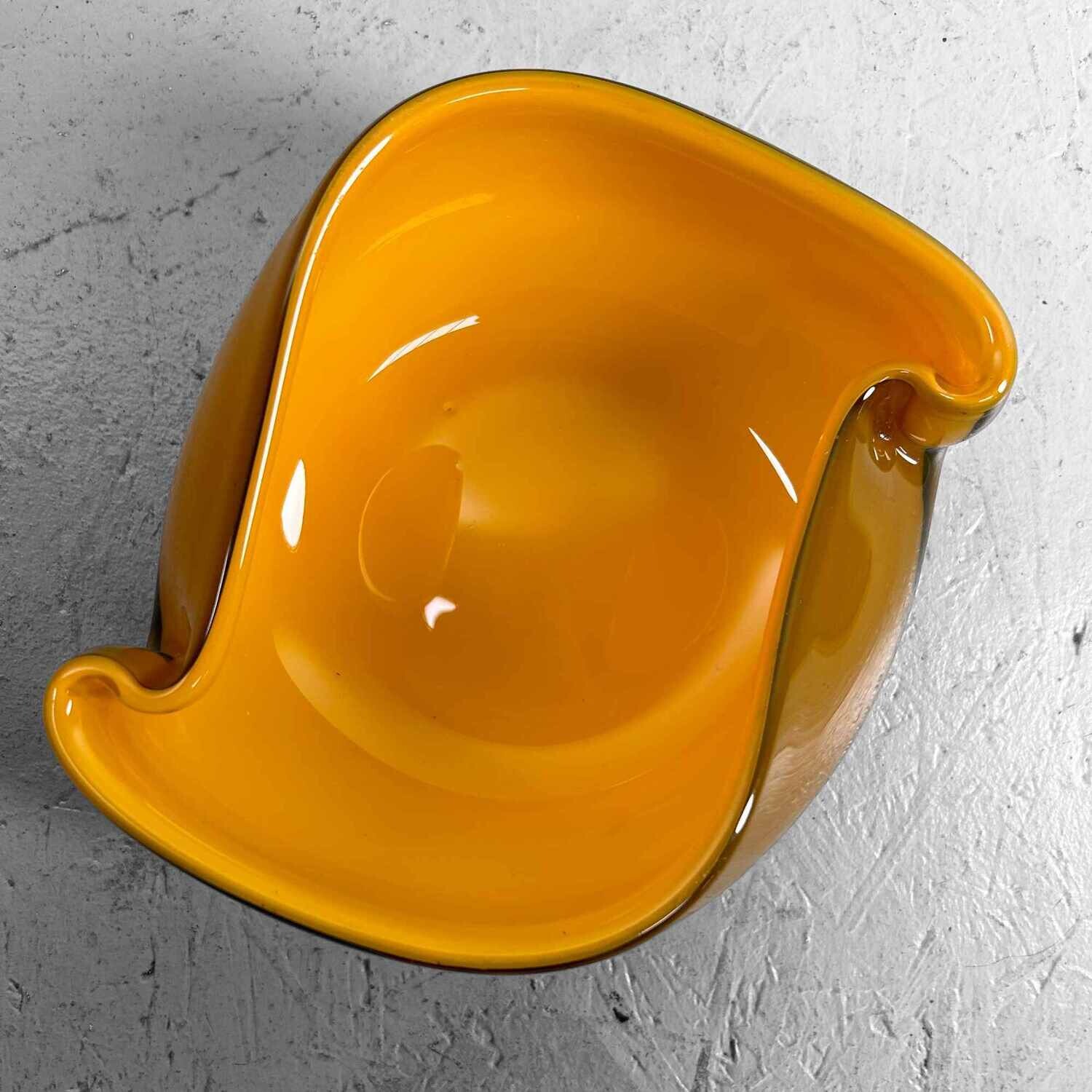 Japanse Mid Century Organische Glazen Opaline Schaal. Japanse Mid Century Organische Glazen Opaline Schaal.