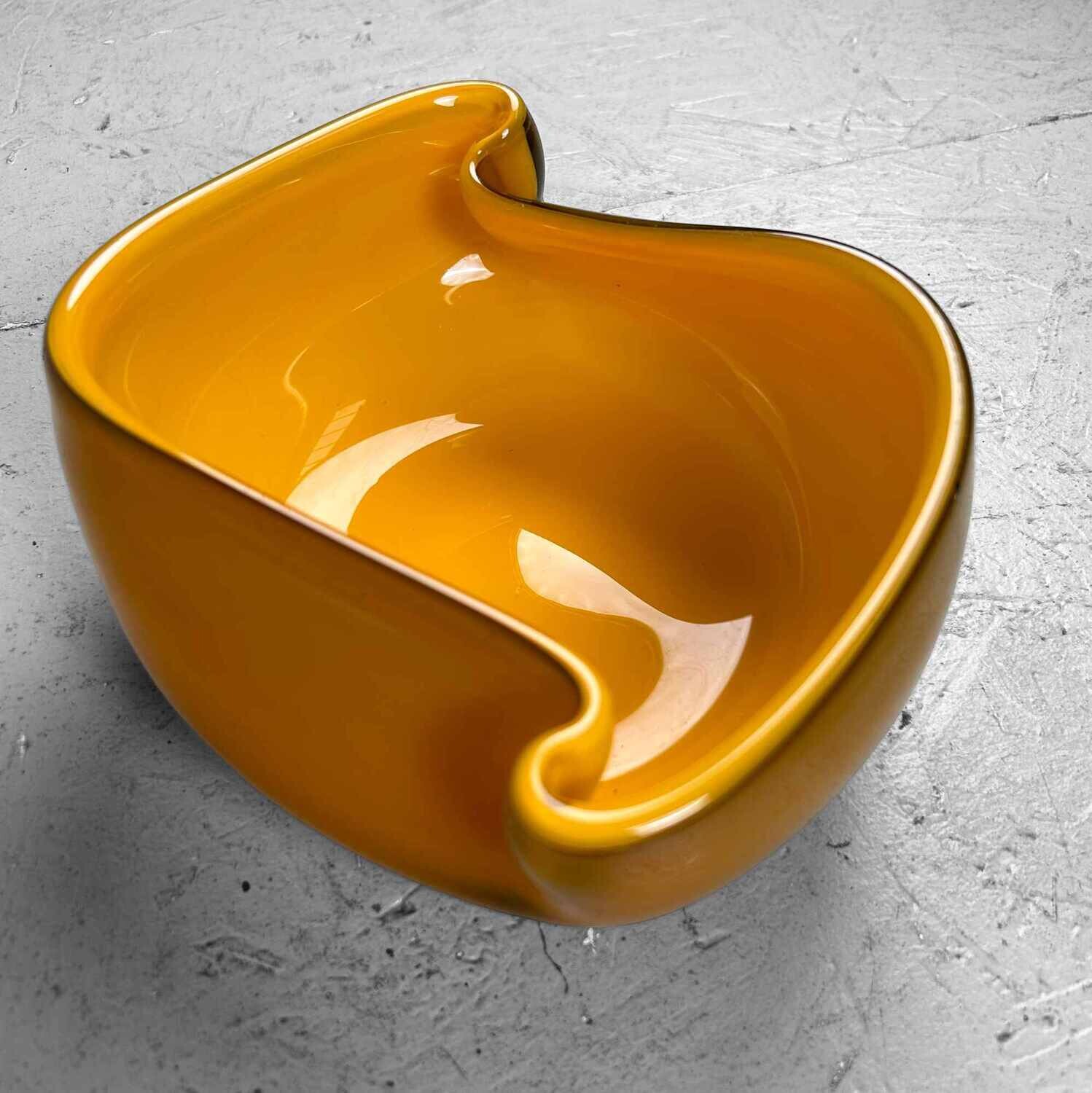 Japanse Mid Century Organische Glazen Opaline Schaal. Japanse Mid Century Organische Glazen Opaline Schaal.