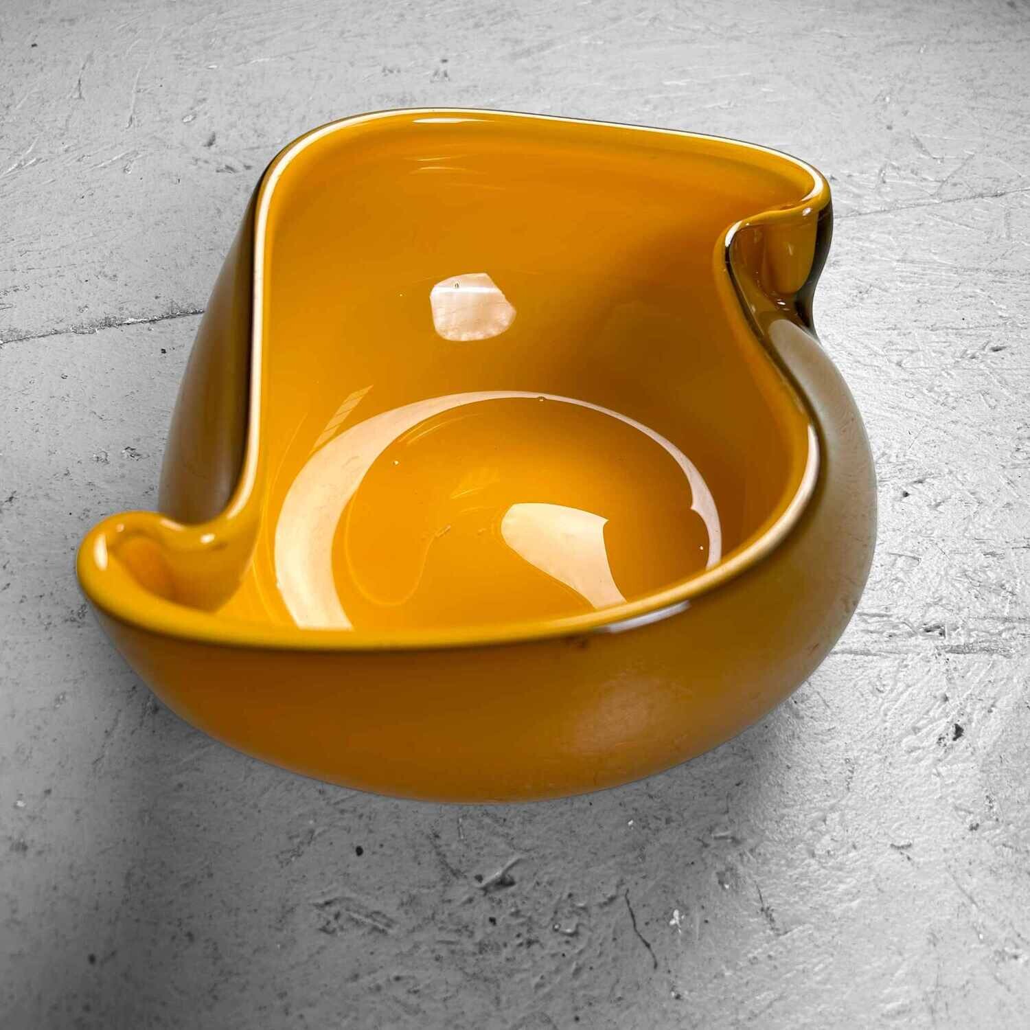 Japanse Mid Century Organische Glazen Opaline Schaal. Japanse Mid Century Organische Glazen Opaline Schaal.