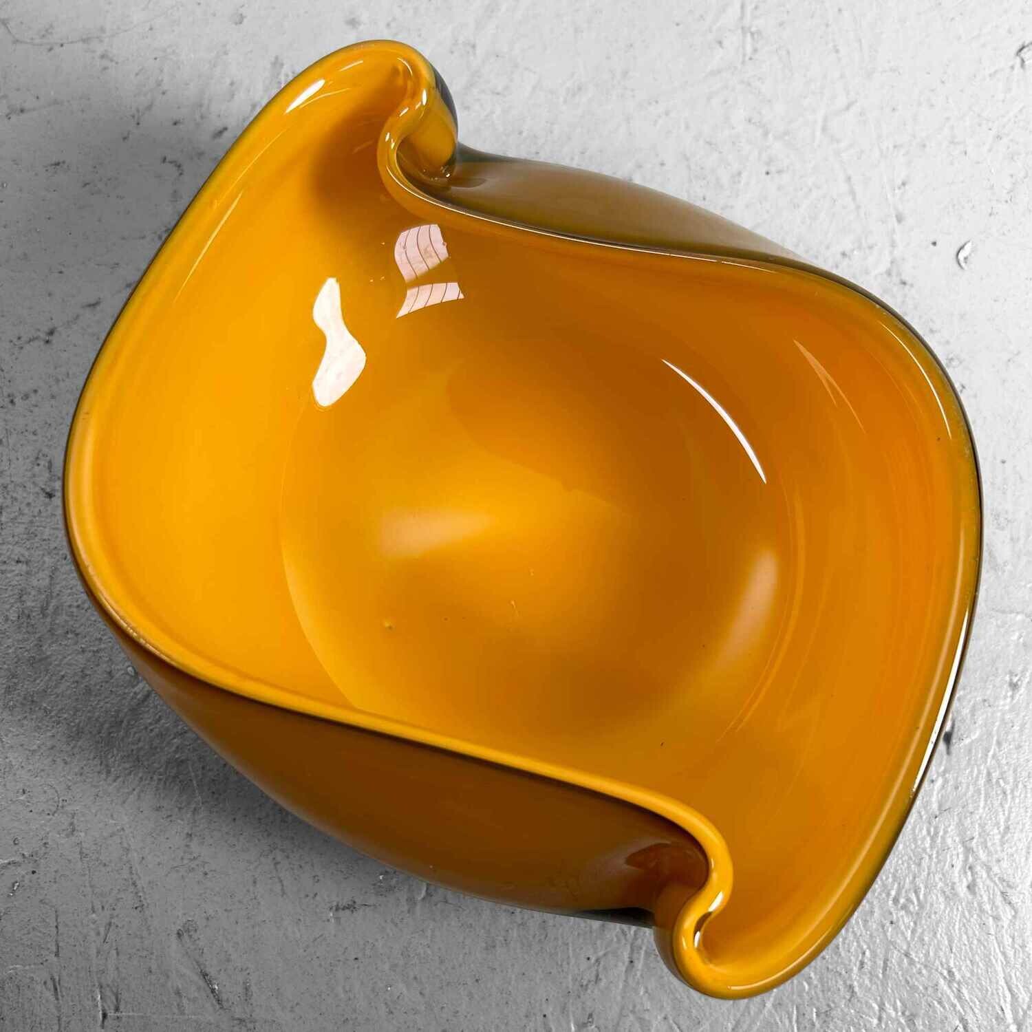 Japanse Mid Century Organische Glazen Opaline Schaal. Japanse Mid Century Organische Glazen Opaline Schaal.