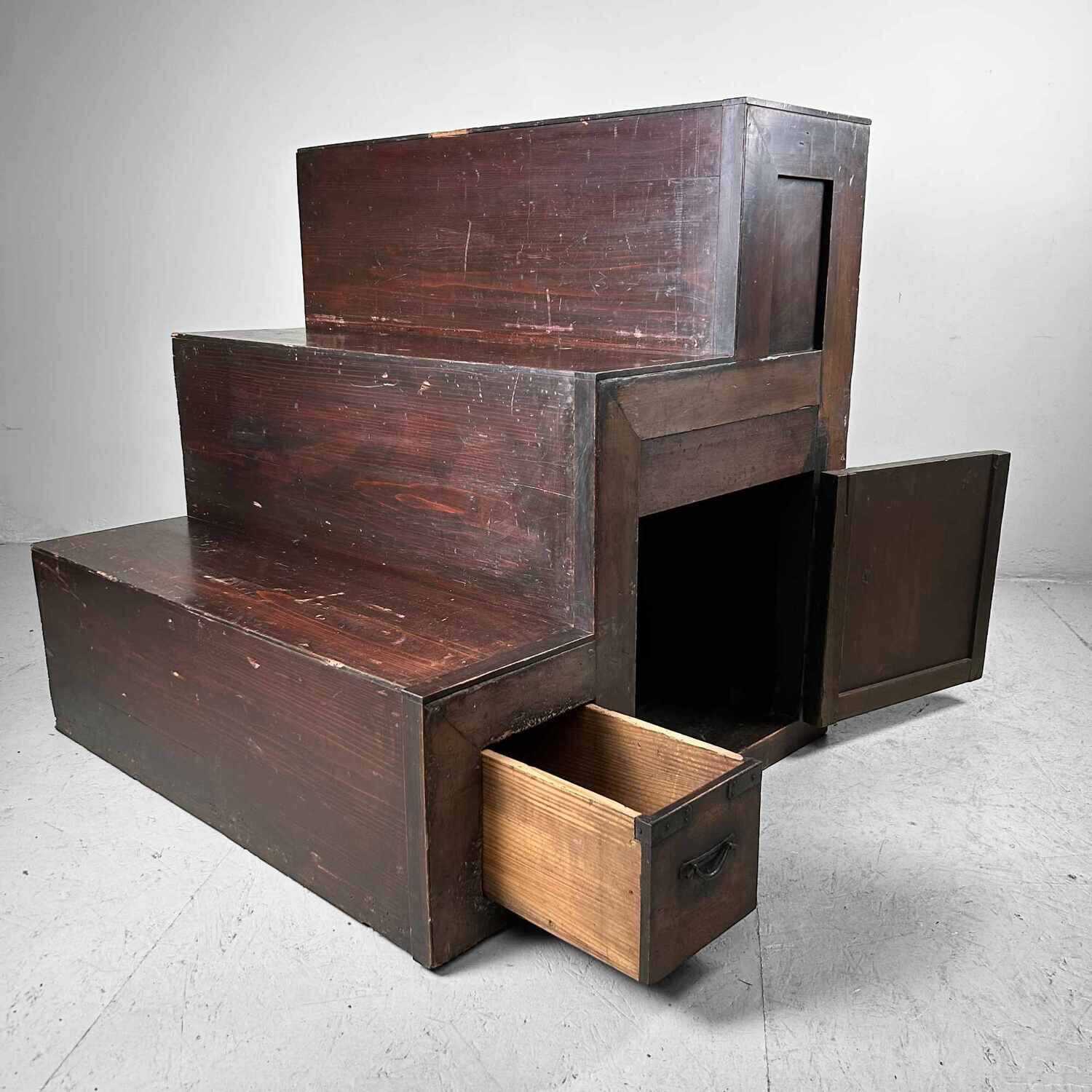 Kaidan-dansu (階段箪笥) Japanse Trapkast, Taishō-periode.