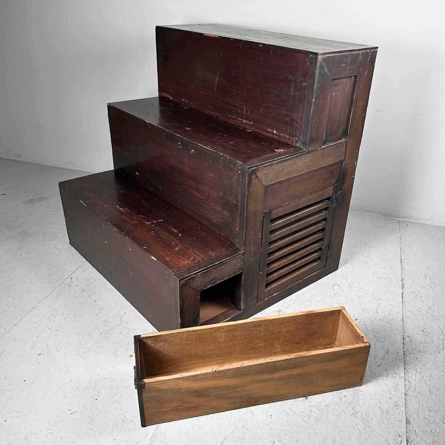 Kaidan-dansu (階段箪笥) Japanse Trapkast, Taishō-periode.