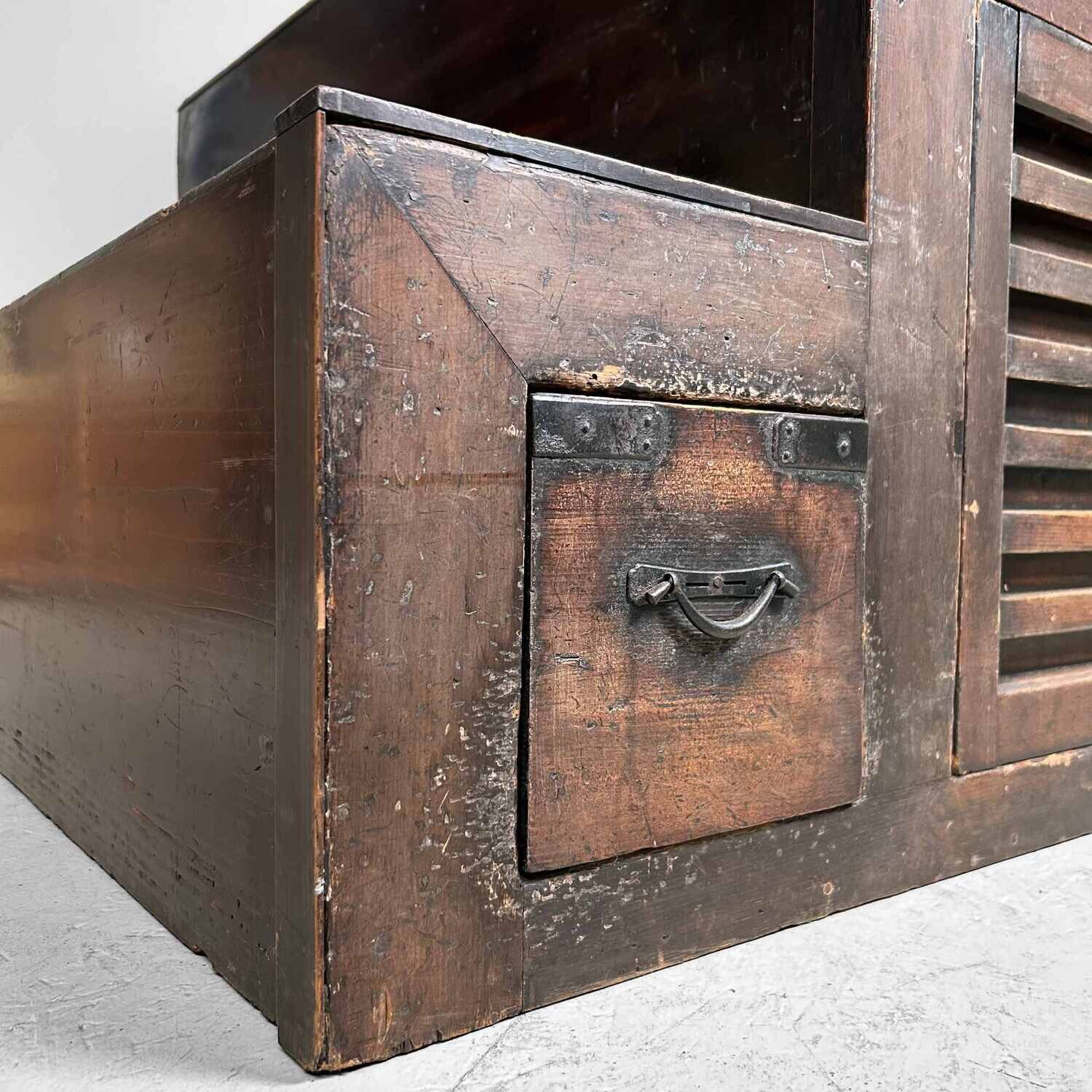 Kaidan-dansu (階段箪笥) Japanse Trapkast, Taishō-periode.