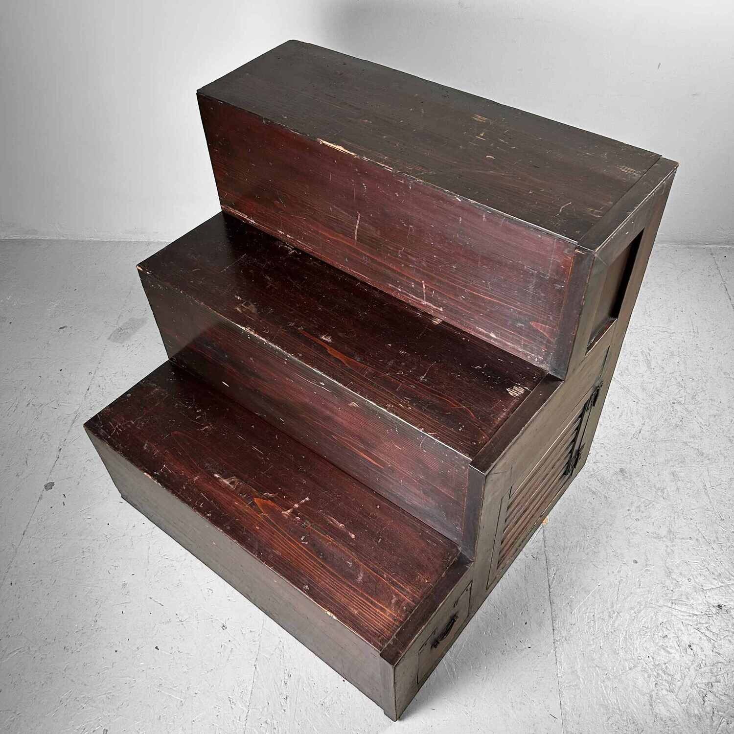 Kaidan-dansu (階段箪笥) Japanse Trapkast, Taishō-periode.