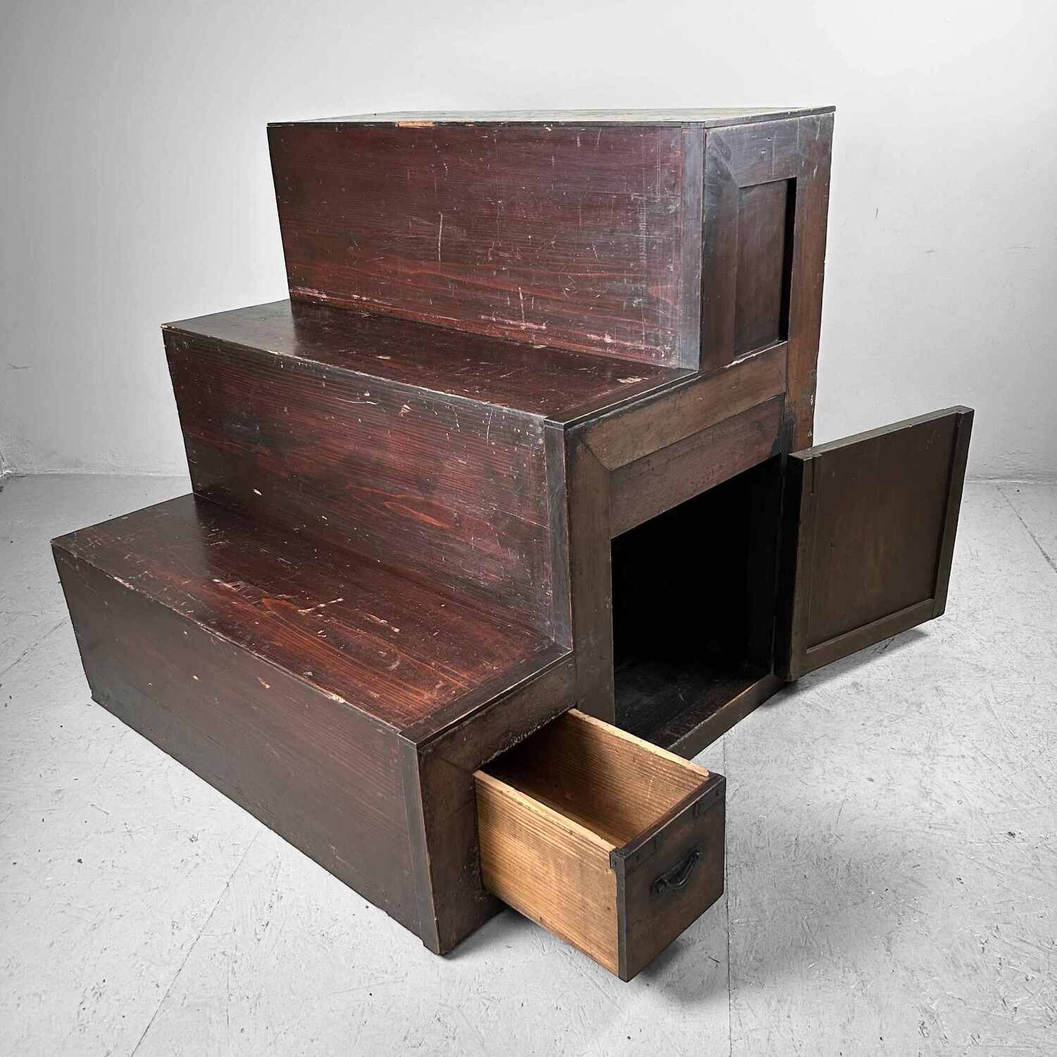 Kaidan-dansu (階段箪笥) Japanse Trapkast, Taishō-periode.