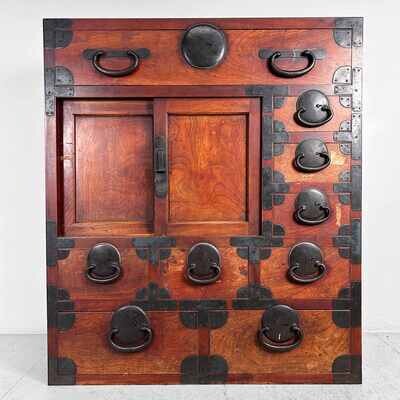Traditional Tansu Chest of Drawers, Taishō Period, Japan. Traditional Tansu Chest of Drawers, Taishō Period, Japan.