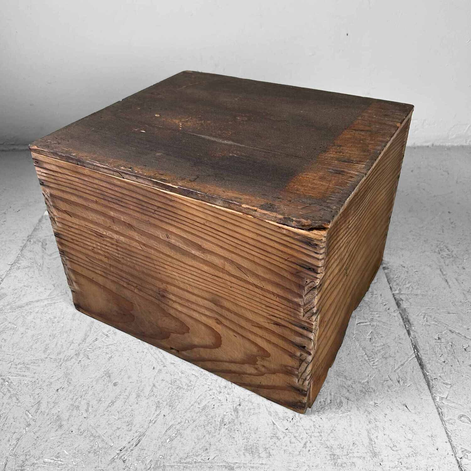 Antieke Hibachi 火鉢  met Houten Kist, Taishō-periode, Japan.