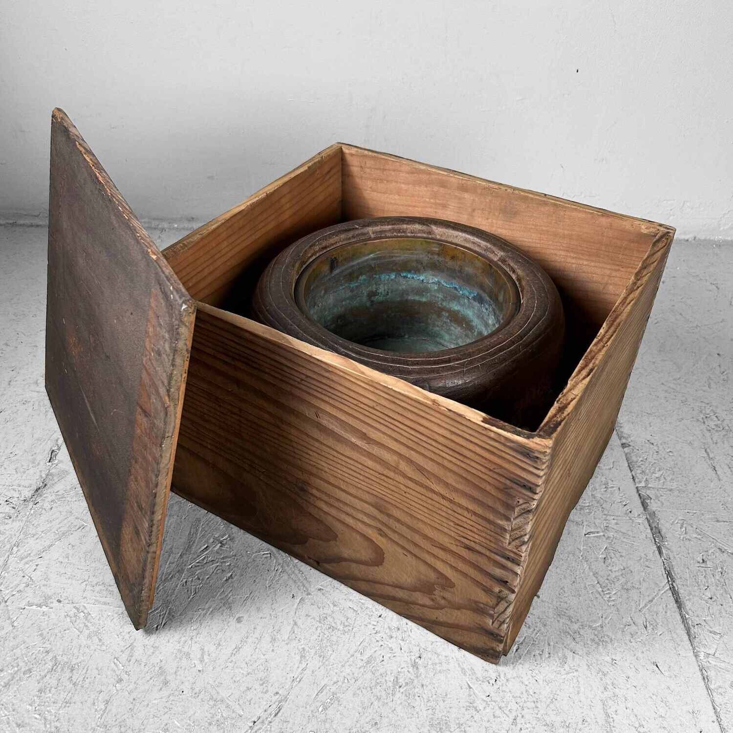 Antieke Hibachi 火鉢  met Houten Kist, Taishō-periode, Japan.