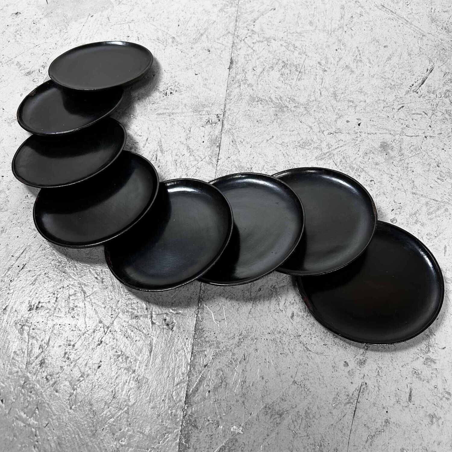 Set (8) Zwarte Houten Lakwerk Borden, Meiji-periode.