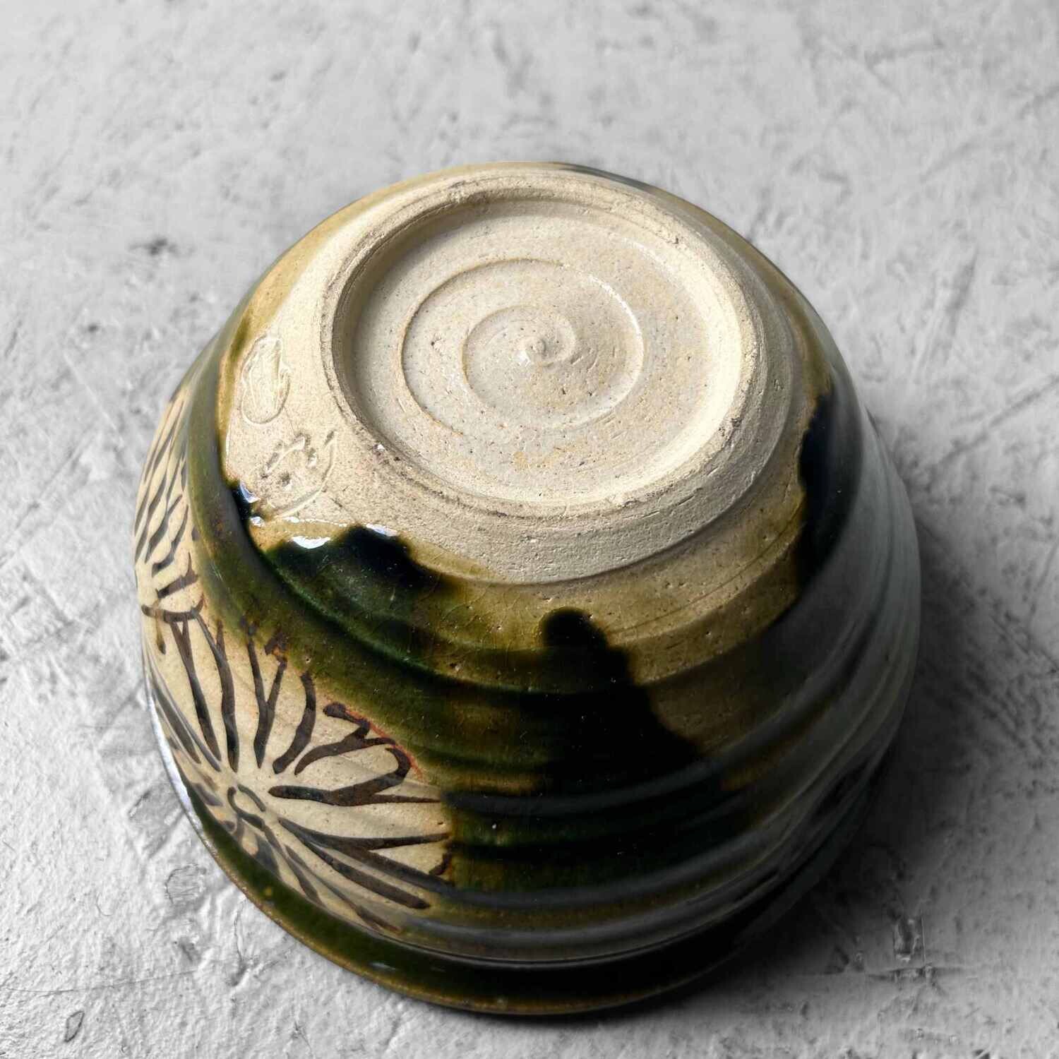 Ceramic Japanese Bowl with Floral Pattern, early Shōwa period.