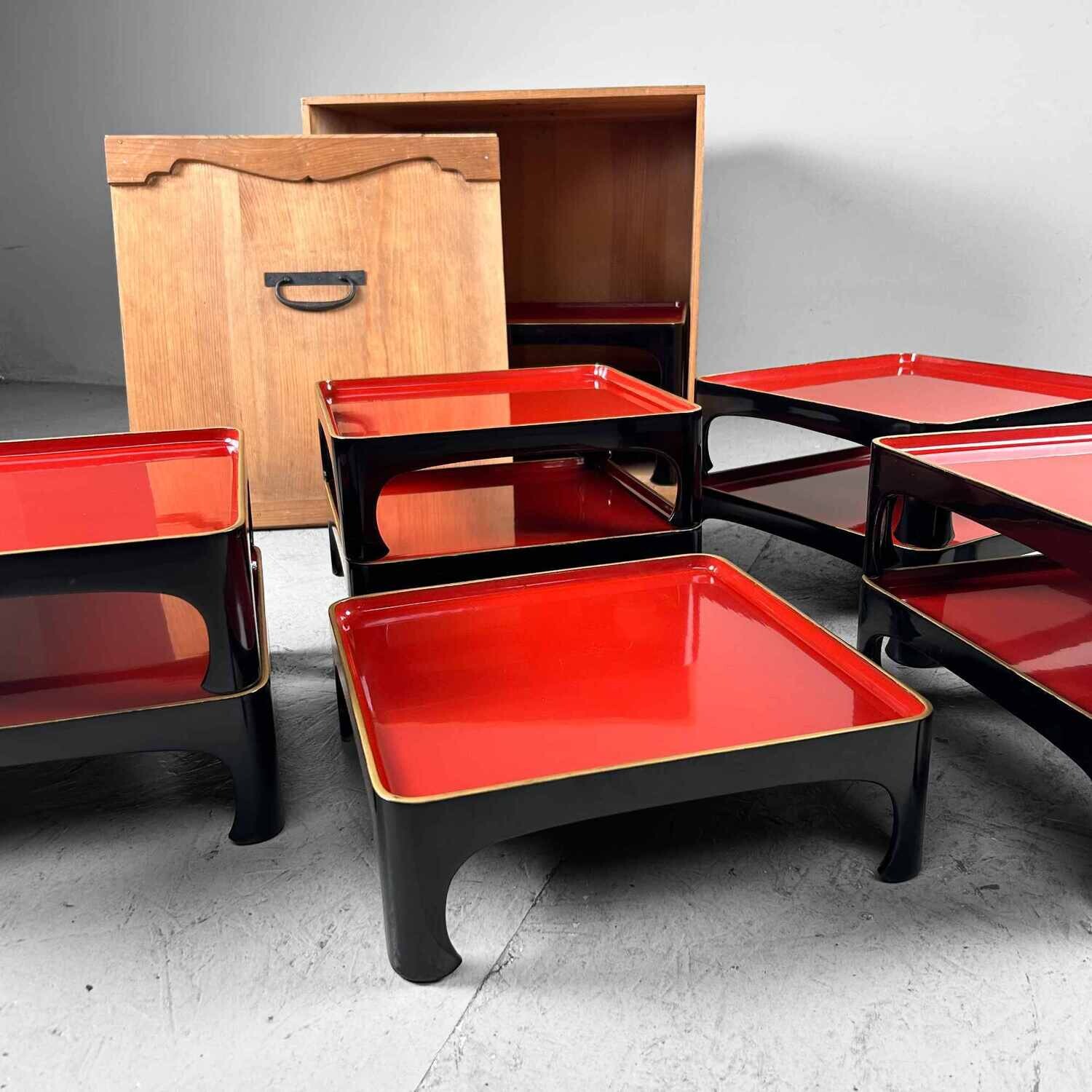 Set (11) Traditionele Urushi Lakwerk Serveertafels, Taishō-periode, Japan.