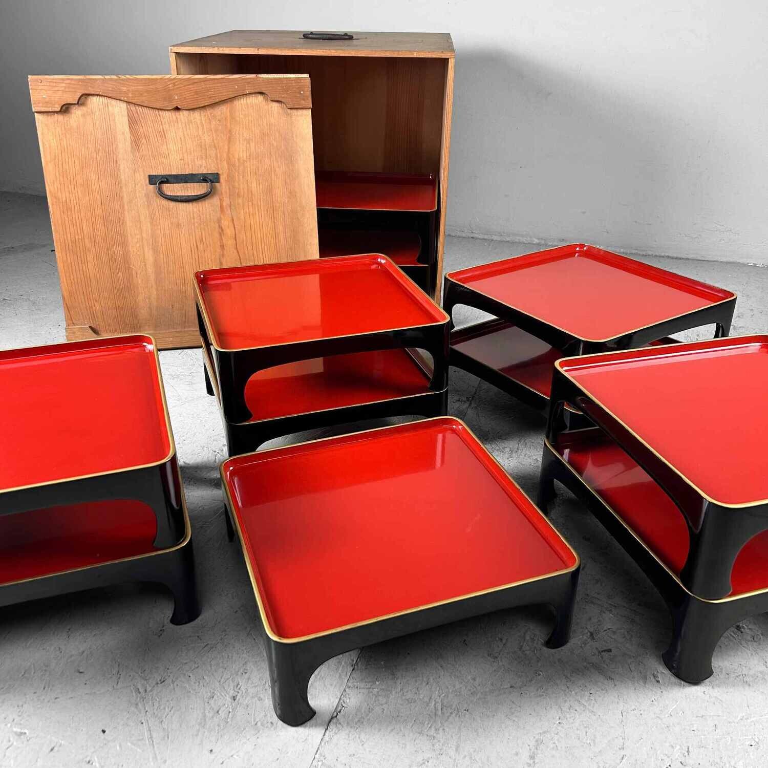 Set (11) Traditionele Urushi Lakwerk Serveertafels, Taishō-periode, Japan.