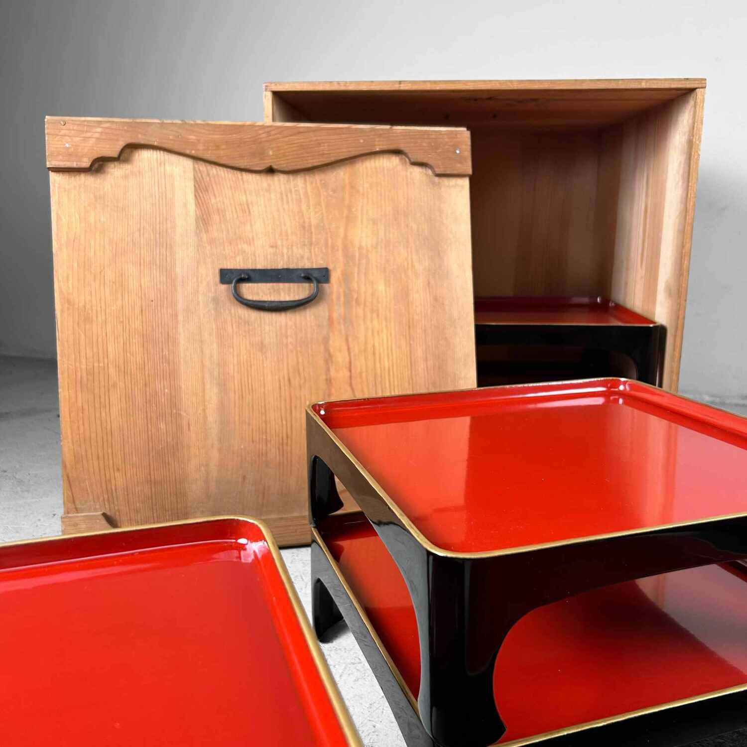 Set (11) Traditionele Urushi Lakwerk Serveertafels, Taishō-periode, Japan.