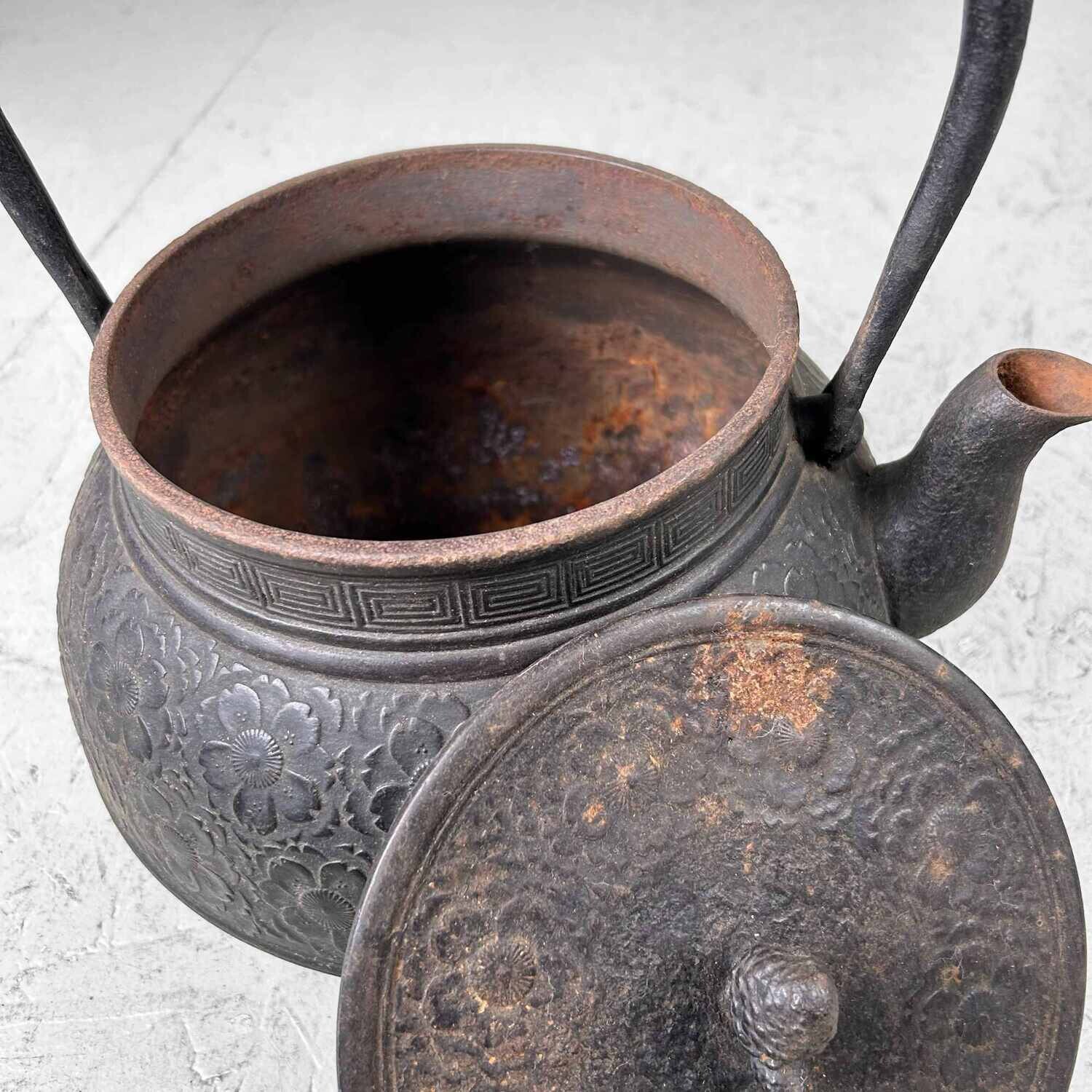 Tetsubin (鉄瓶) Teapot, late Meiji period, Japan. Tetsubin (鉄瓶) Teapot, late Meiji period, Japan.