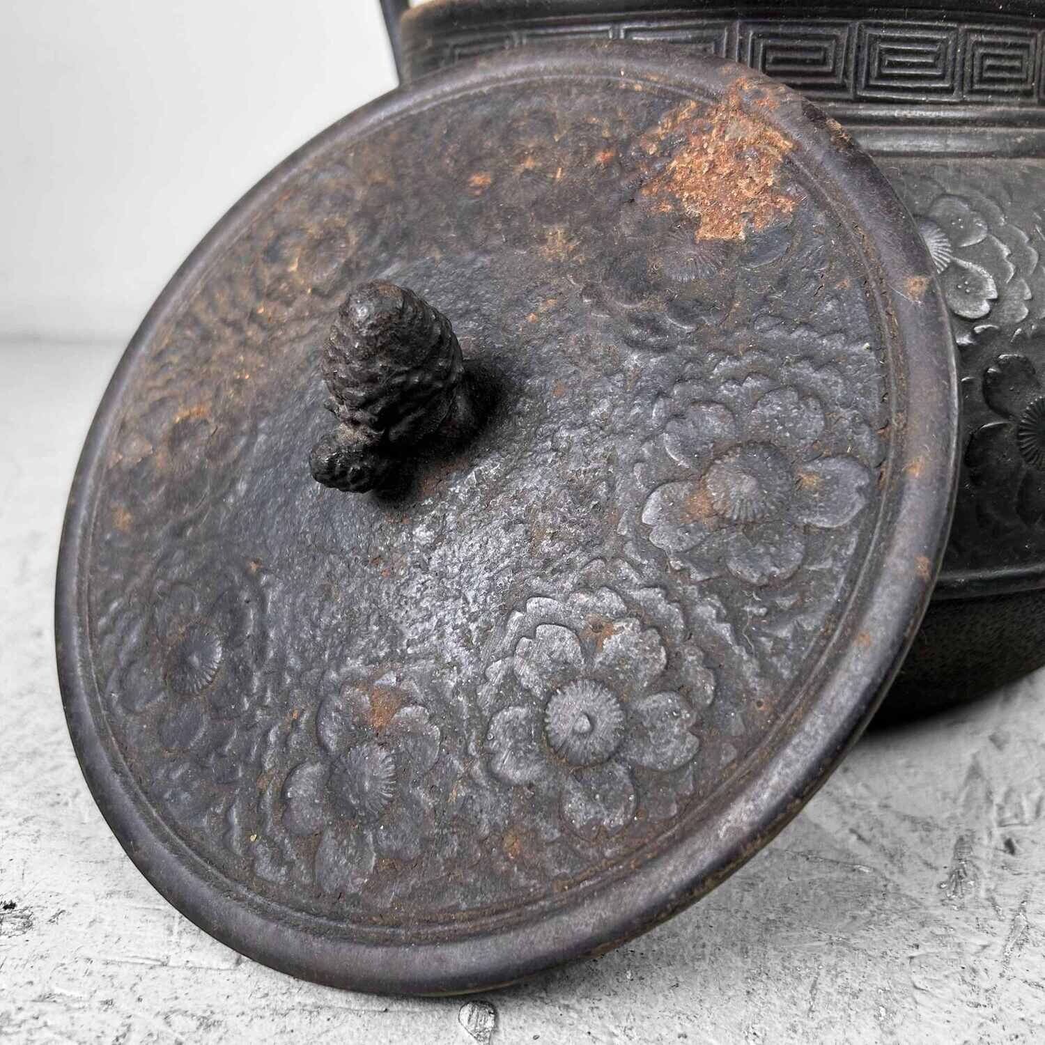 Tetsubin (鉄瓶) Teapot, late Meiji period, Japan. Tetsubin (鉄瓶) Teapot, late Meiji period, Japan.