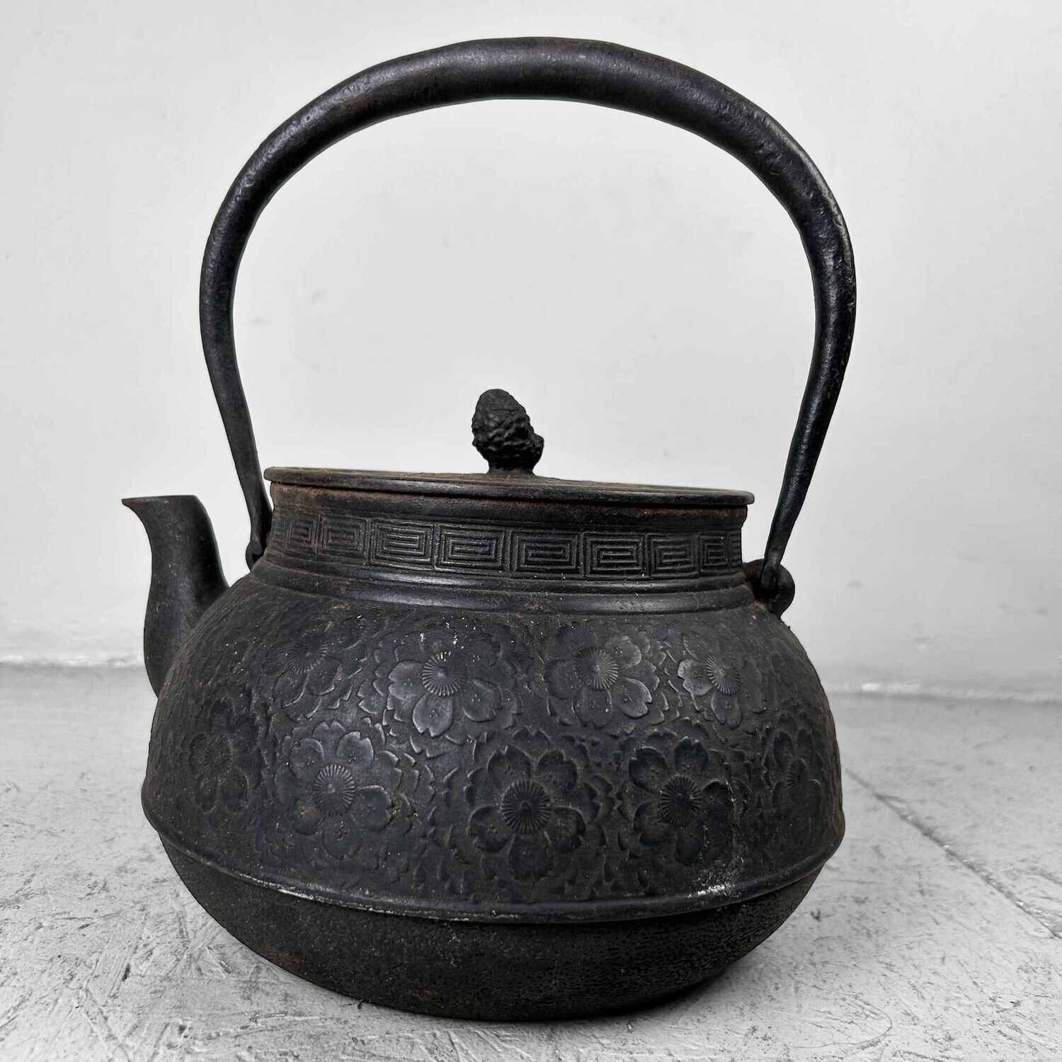 Tetsubin (鉄瓶) Teapot, late Meiji period, Japan. Tetsubin (鉄瓶) Teapot, late Meiji period, Japan.