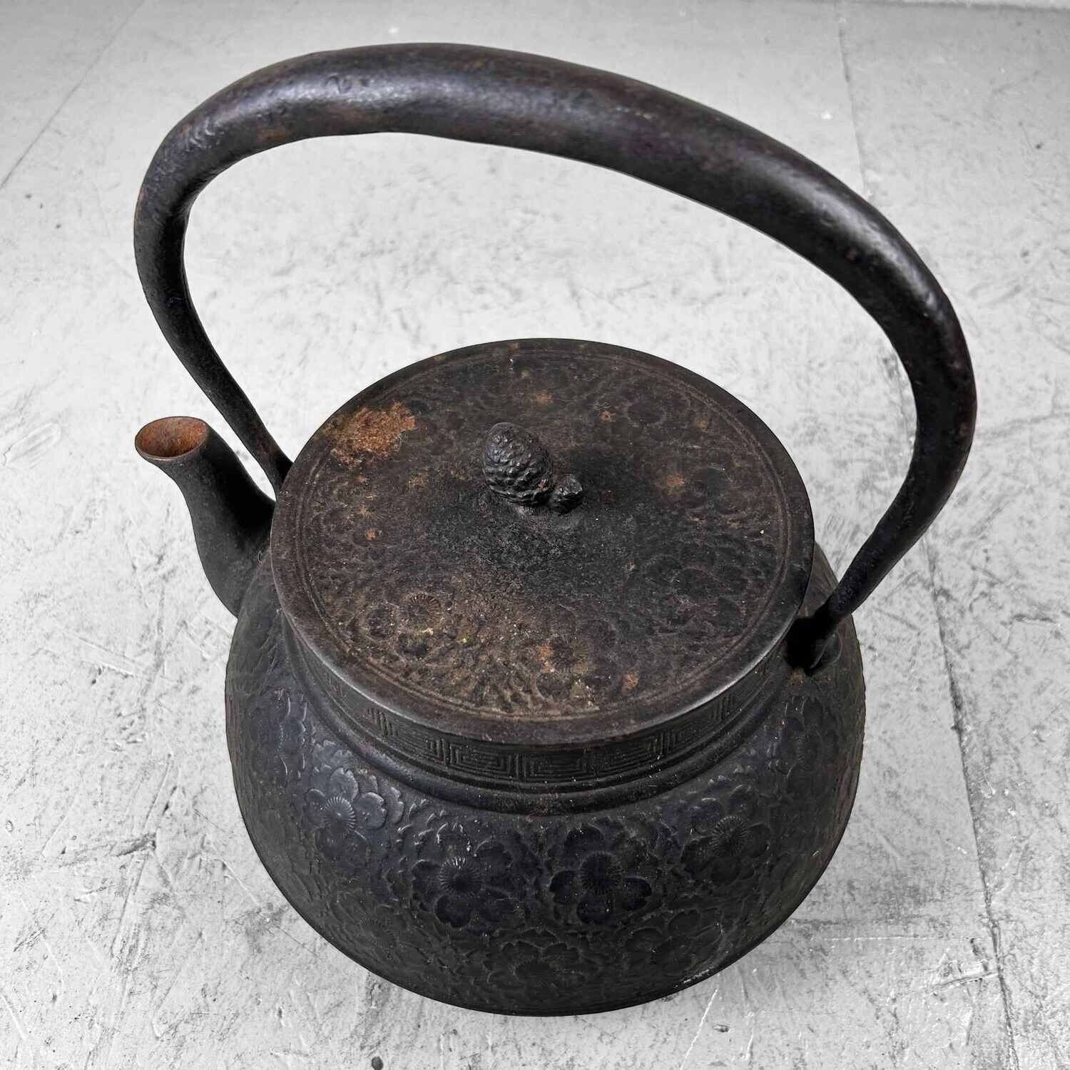 Tetsubin (鉄瓶) Teapot, late Meiji period, Japan. Tetsubin (鉄瓶) Teapot, late Meiji period, Japan.