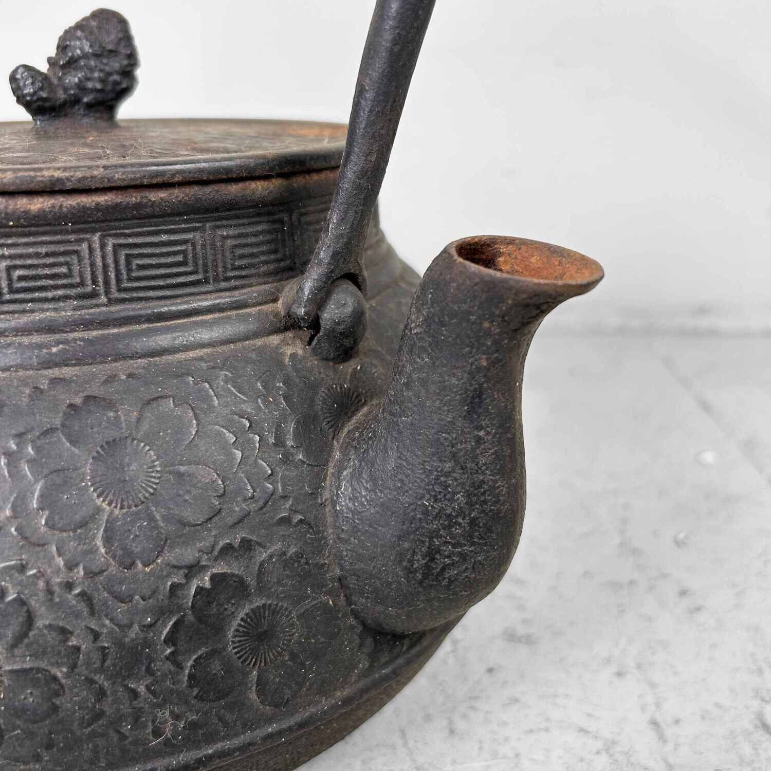 Tetsubin (鉄瓶) Teapot, late Meiji period, Japan. Tetsubin (鉄瓶) Teapot, late Meiji period, Japan.