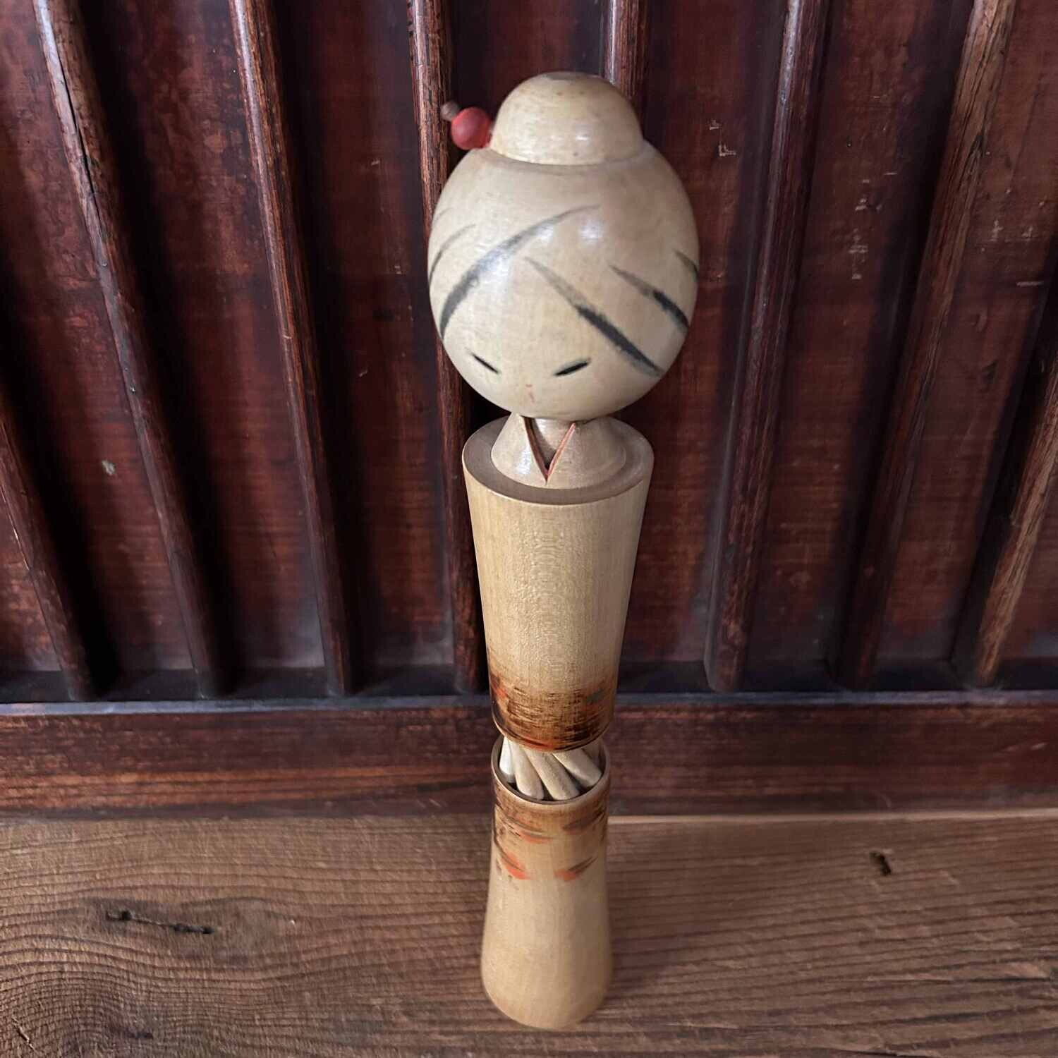 Elegante Vintage Sosaku Kokeshi door Ryoichi, Japan.