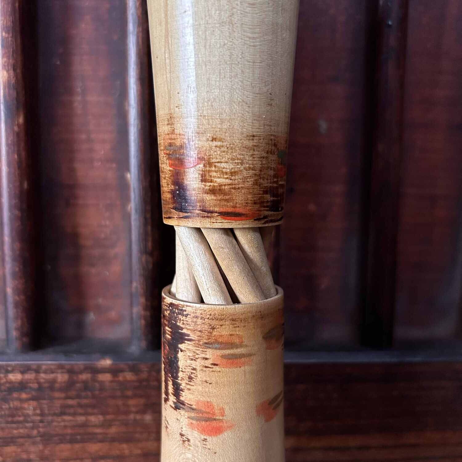 Elegante Vintage Sosaku Kokeshi door Ryoichi, Japan.