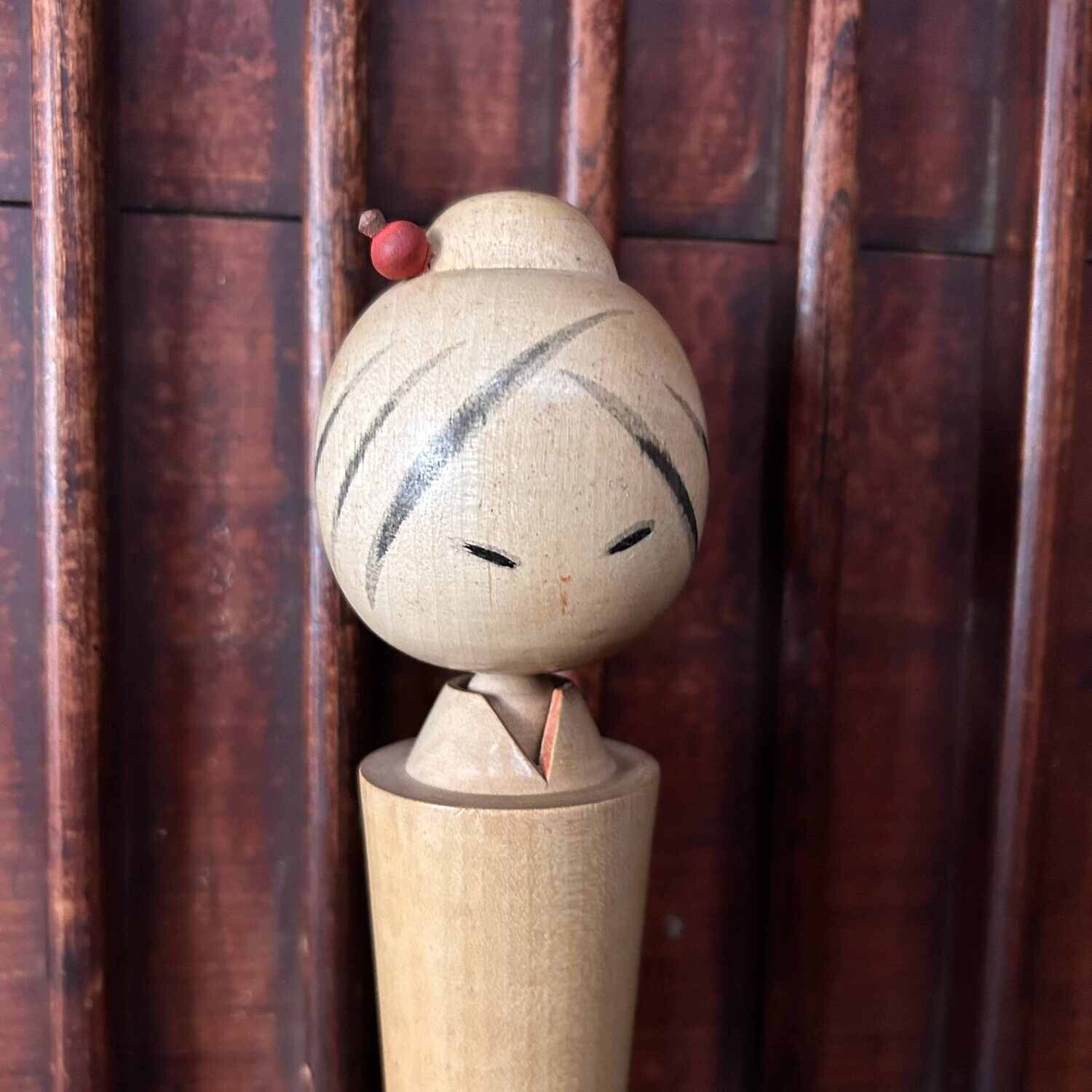 Elegante Vintage Sosaku Kokeshi door Ryoichi, Japan.