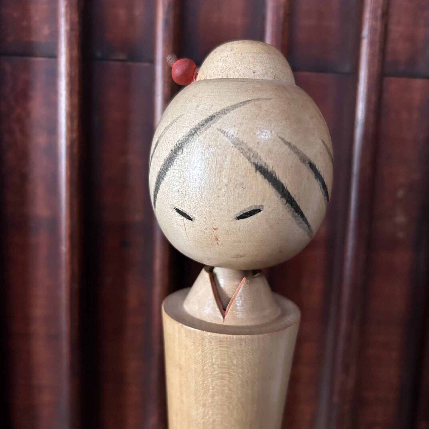 Elegante Vintage Sosaku Kokeshi door Ryoichi, Japan.