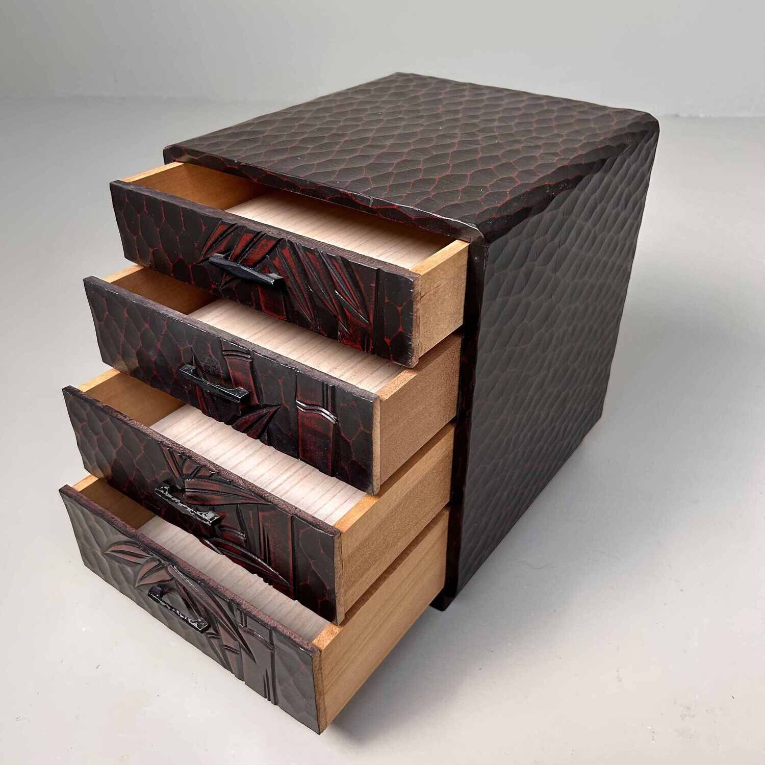 Kamakura Bori Haribako 針 箱 'Bamboe' Tansu Naaikastje, Japan. Kamakura Bori Haribako 針 箱 'Bamboe' Tansu Naaikastje, Japan.