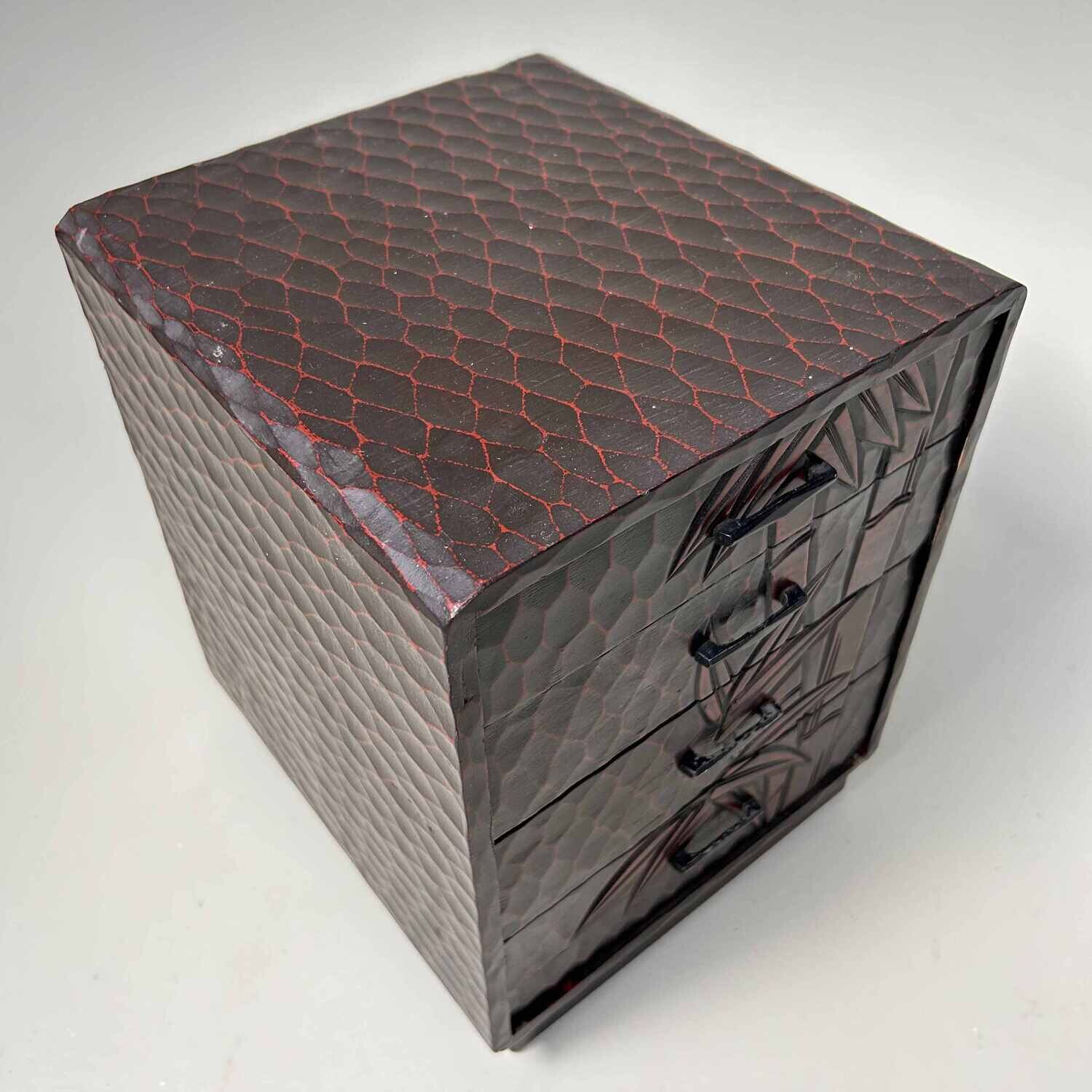 Kamakura Bori Haribako 針 箱 'Bamboe' Tansu Naaikastje, Japan. Kamakura Bori Haribako 針 箱 'Bamboe' Tansu Naaikastje, Japan.