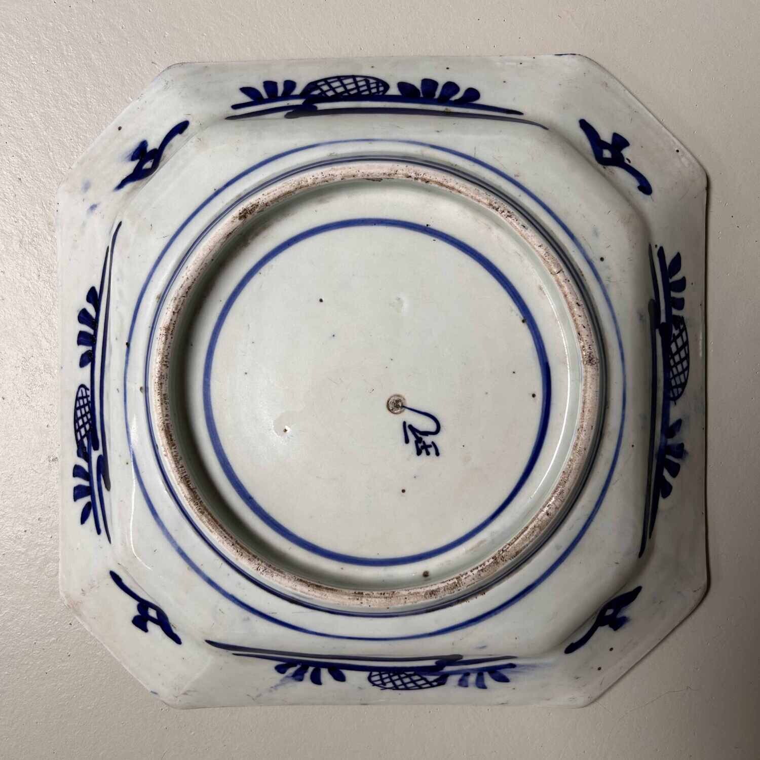 Imari Porseleinen Bord, Sometsuke Sengaki Sansui, late Edo-periode, Japan. Imari Porseleinen Bord, Sometsuke Sengaki Sansui, late Edo-periode, Japan.