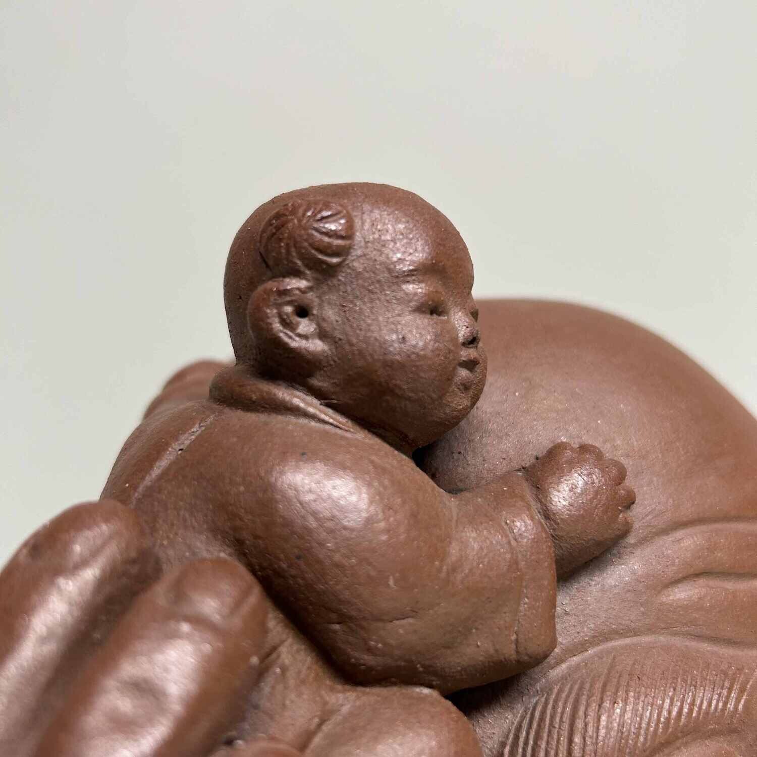 Terracotta Beeld Hotei (布袋) met Karako (唐子), Japan.