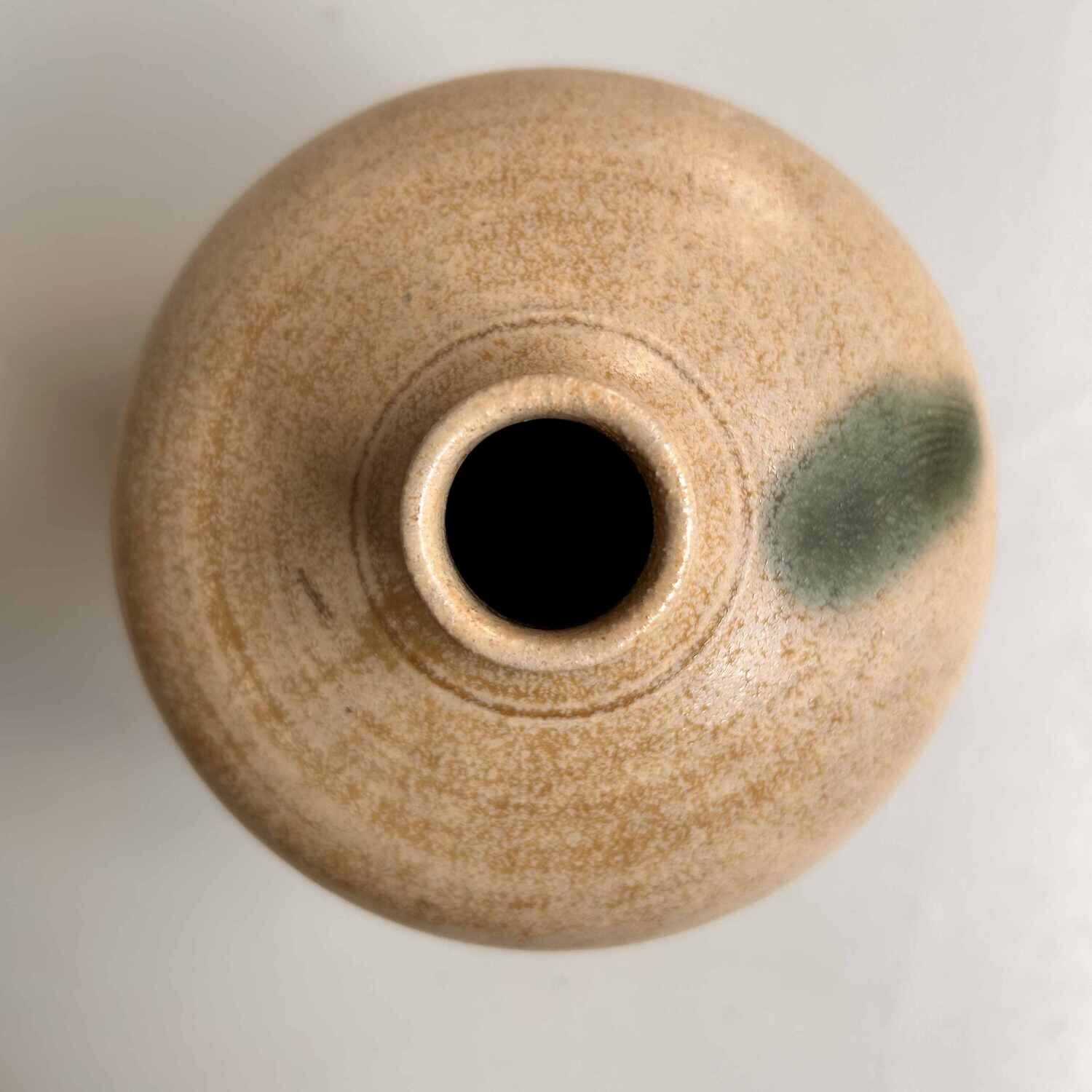 Ceramic Kiseto 黄瀬  Ikebana Flower Vase, Shōwa Period, Japan.