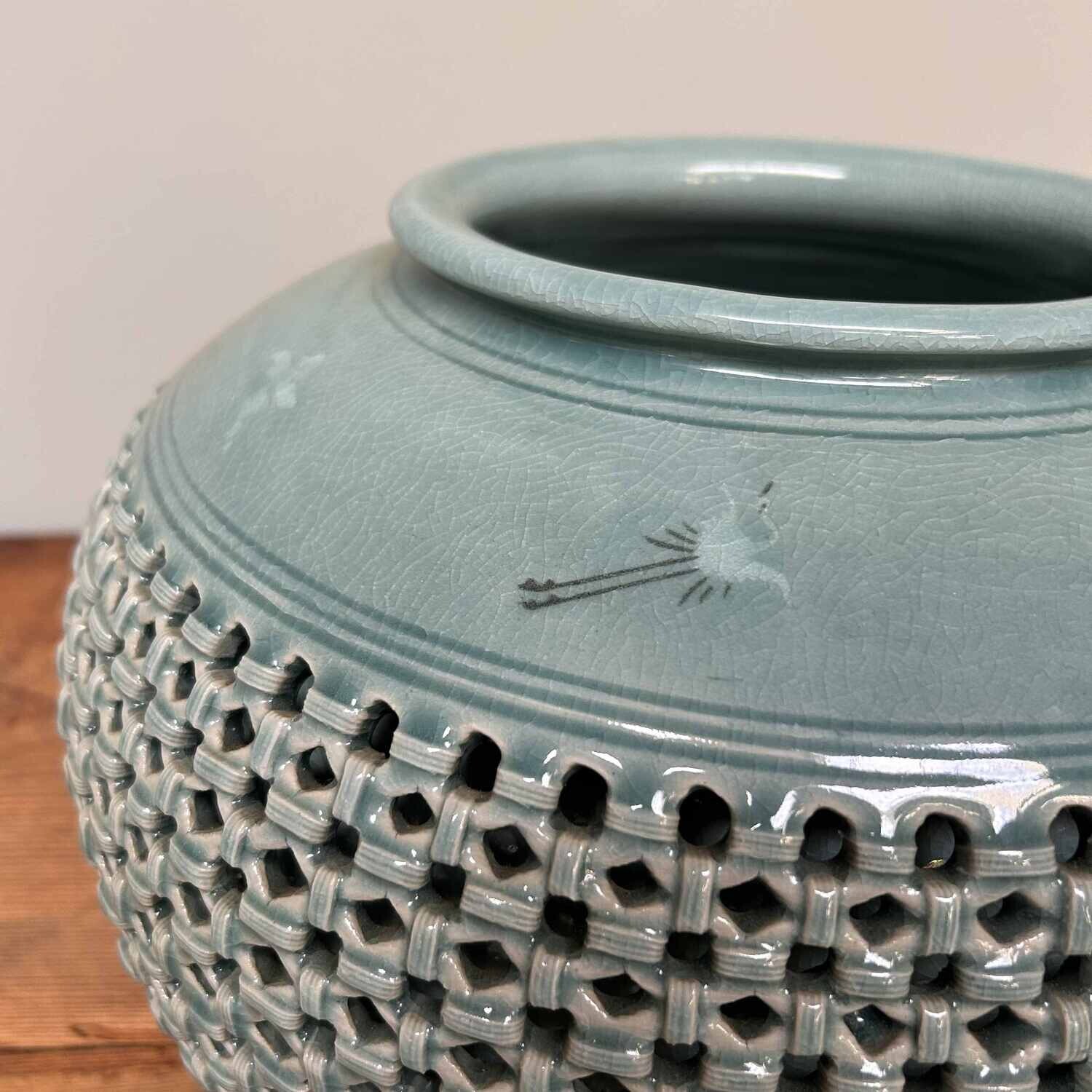 Tsuyoshi Celadon Ikebana, Crane, Gallery Noguchi, Nogata City, Japan.