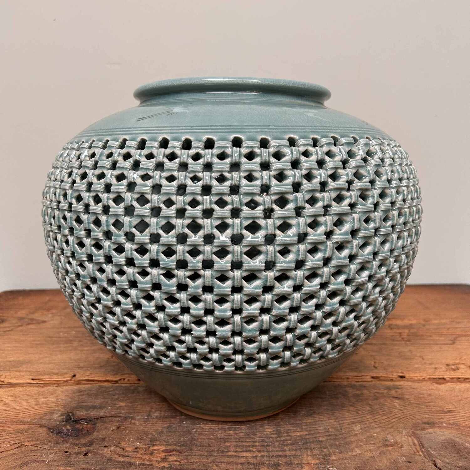 Tsuyoshi Celadon Ikebana, Crane, Gallery Noguchi, Nogata City, Japan.