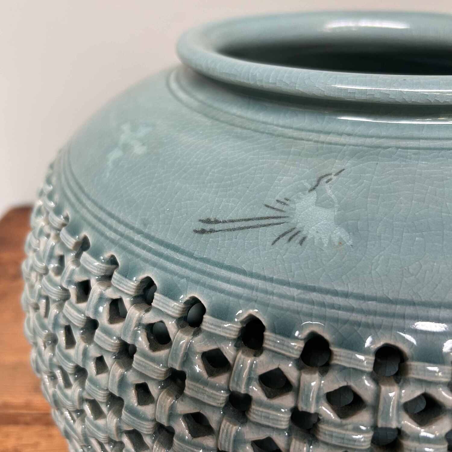 Tsuyoshi Celadon Ikebana, Crane, Gallery Noguchi, Nogata City, Japan.