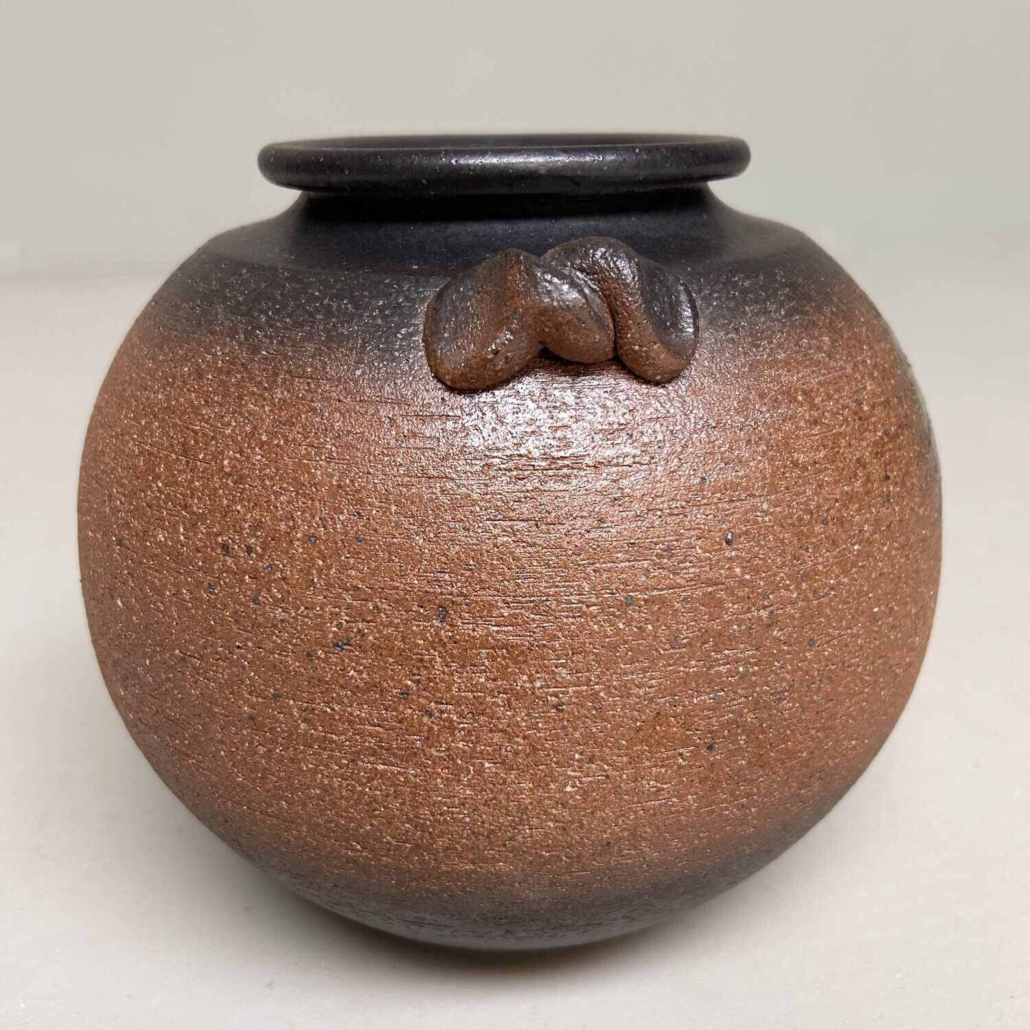 Mid Century Shigaraki Ikebana Bloemenvaas, Japan. Mid Century Shigaraki Ikebana Bloemenvaas, Japan.