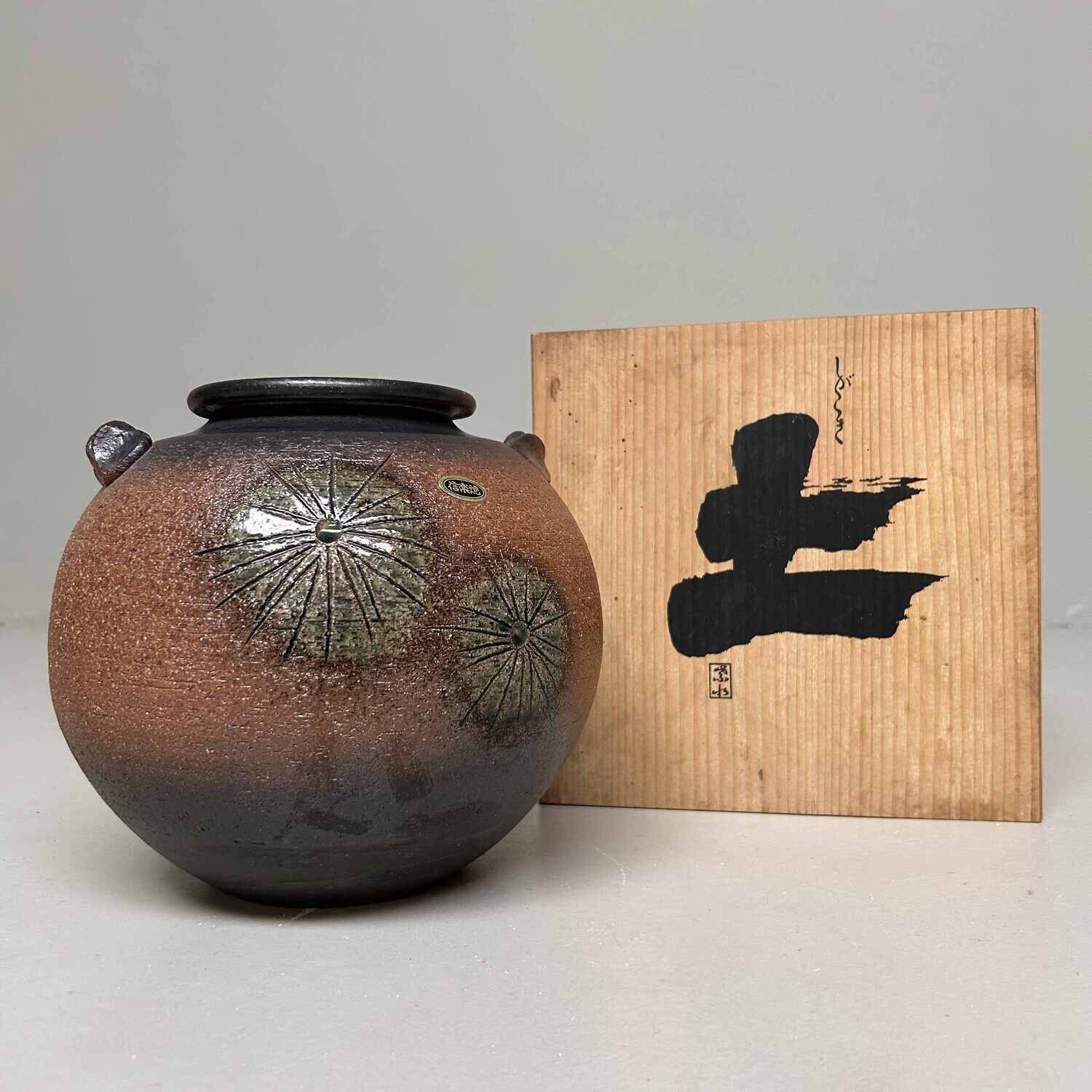 Mid Century Shigaraki Ikebana Bloemenvaas, Japan. Mid Century Shigaraki Ikebana Bloemenvaas, Japan.