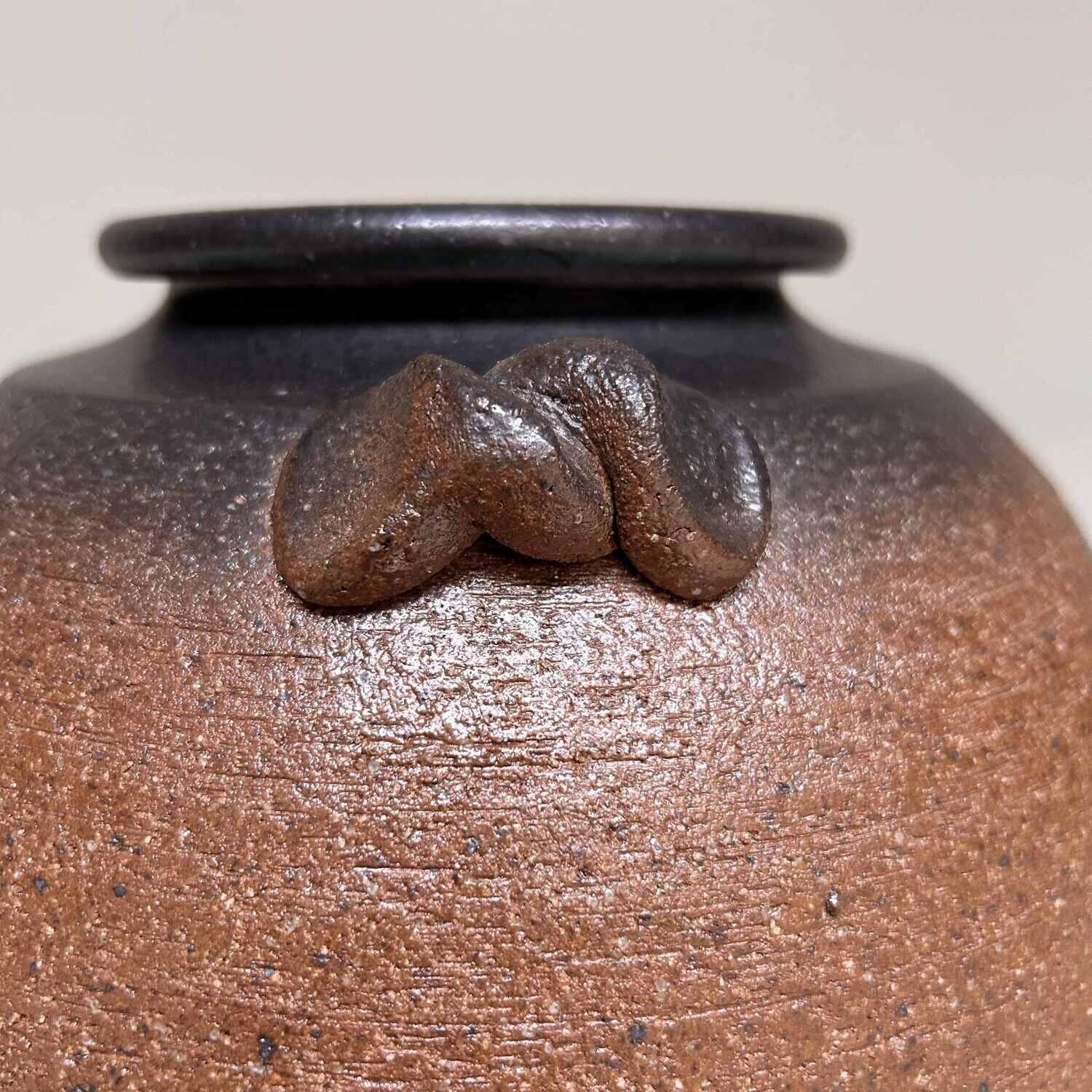 Mid Century Shigaraki Ikebana Bloemenvaas, Japan. Mid Century Shigaraki Ikebana Bloemenvaas, Japan.