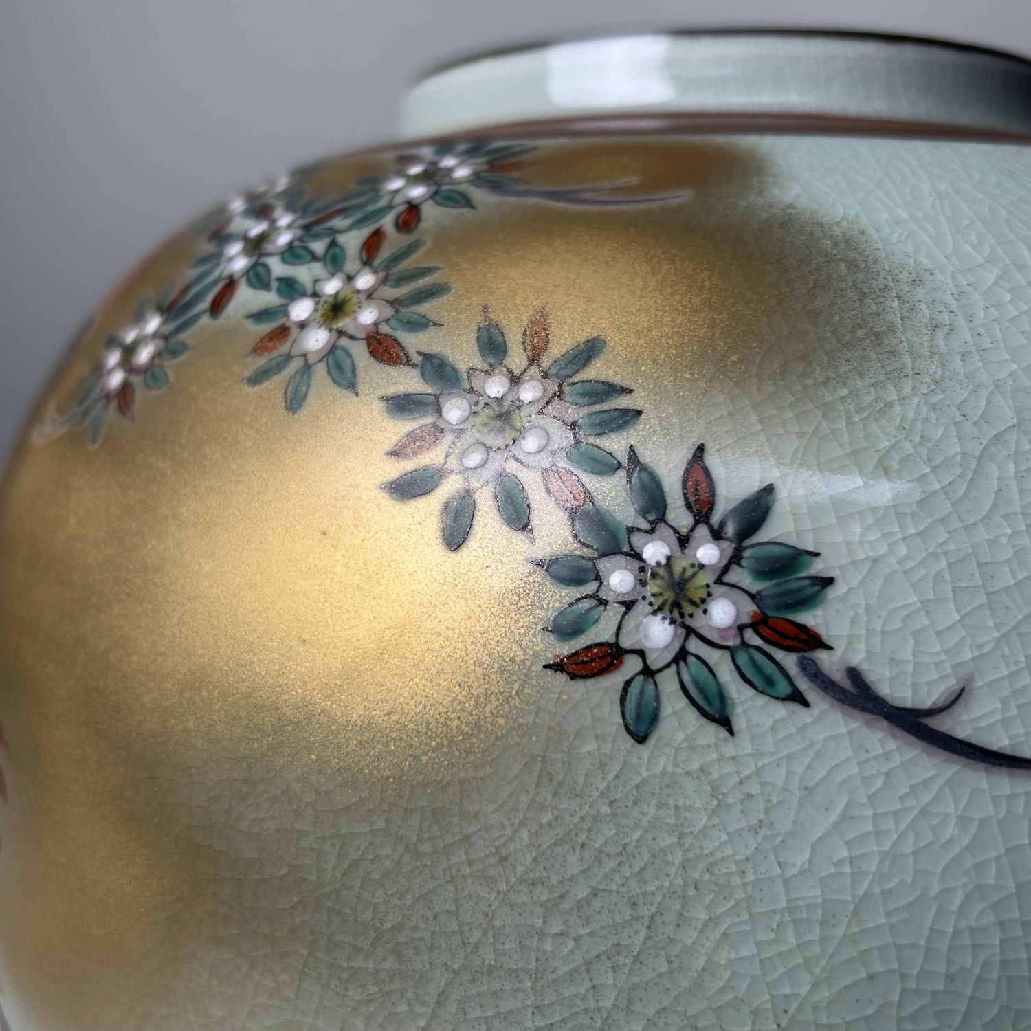 Traditionele Kutani Ware Ikebana Bloemenvaas, Shōwa-periode, Japan. Traditionele Kutani Ware Ikebana Bloemenvaas, Shōwa-periode, Japan.