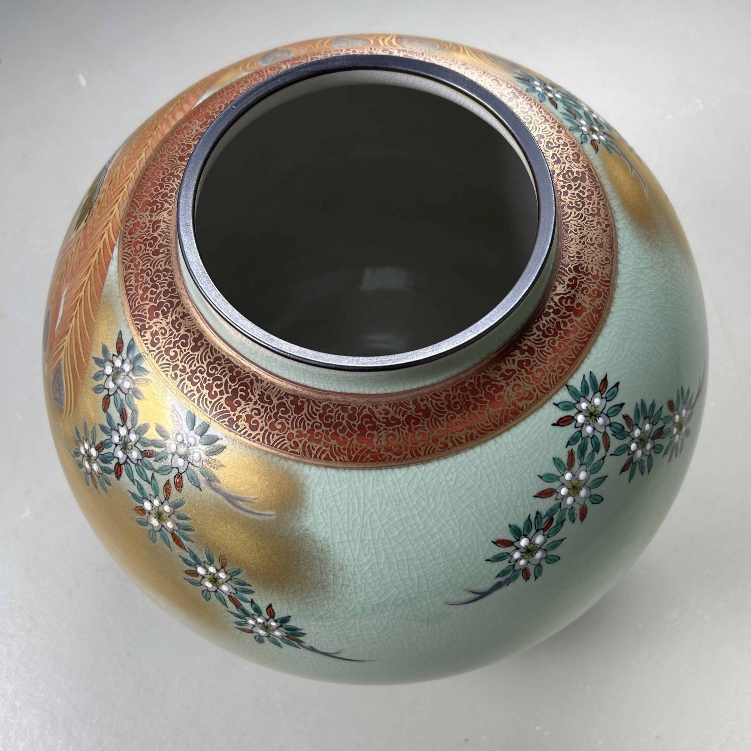 Traditionele Kutani Ware Ikebana Bloemenvaas, Shōwa-periode, Japan. Traditionele Kutani Ware Ikebana Bloemenvaas, Shōwa-periode, Japan.