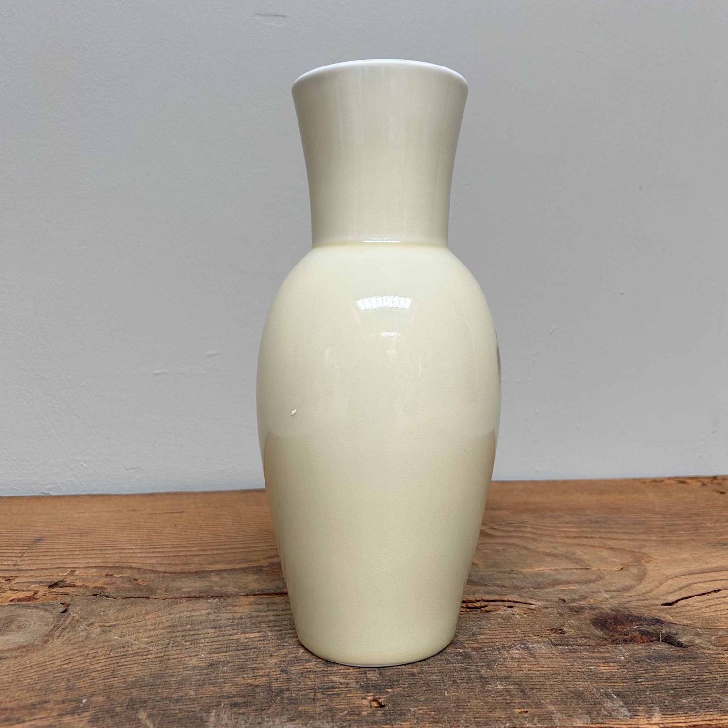Porcelain Ikebana Flower Vase, Kozan Arita, Shōwa Era, Japan.