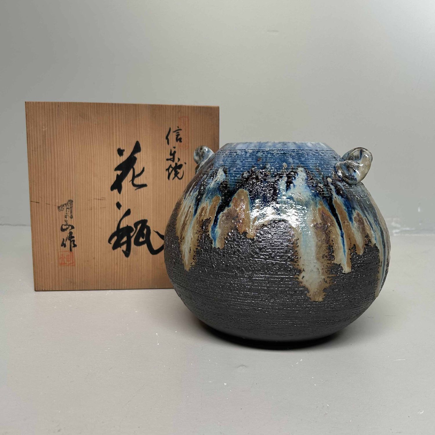 Shigaraki-Yaki Ikebana Bloemenvaas,  Shōwa-periode, Japan.