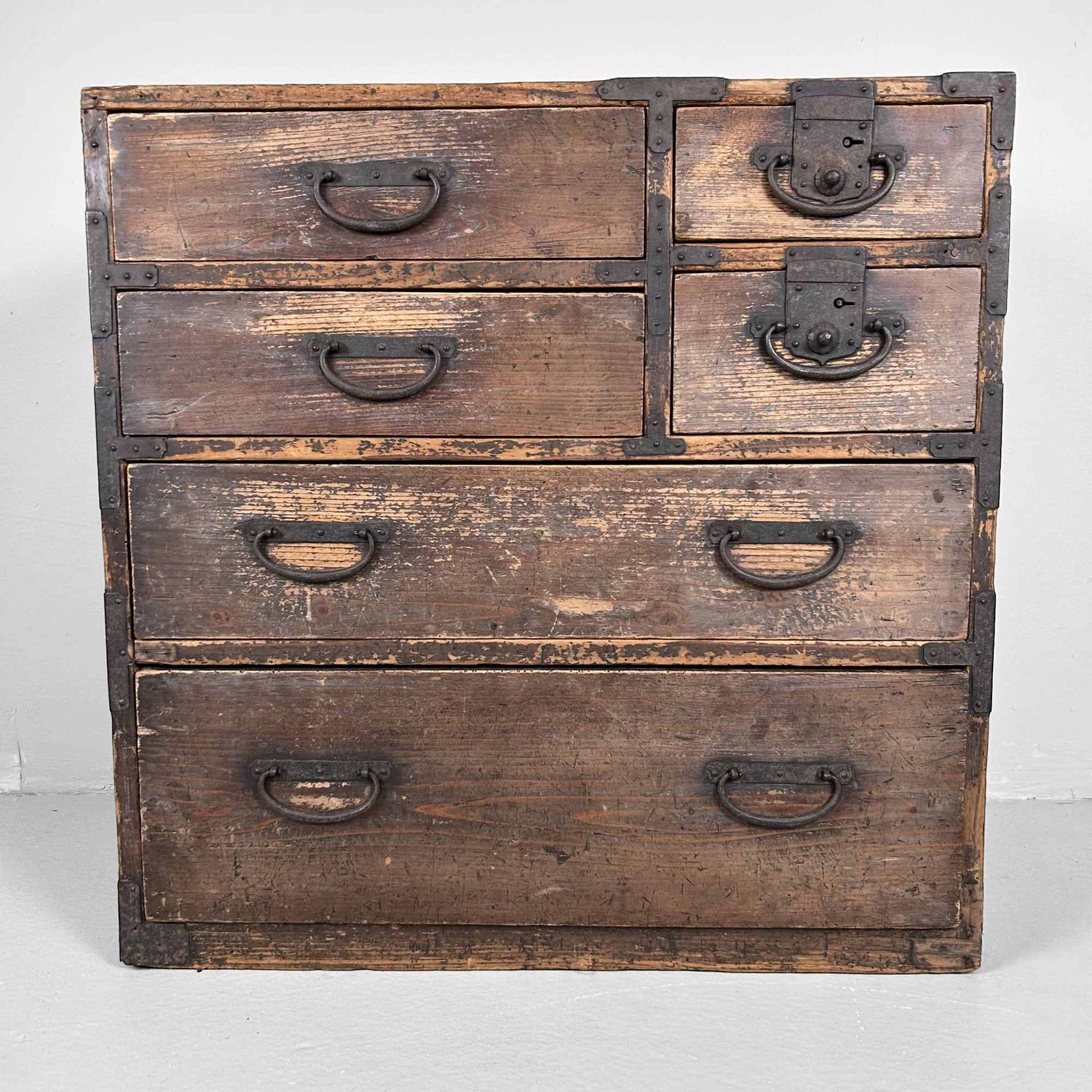 Small Japanese Tansu Chest of Drawers, Meiji Period.